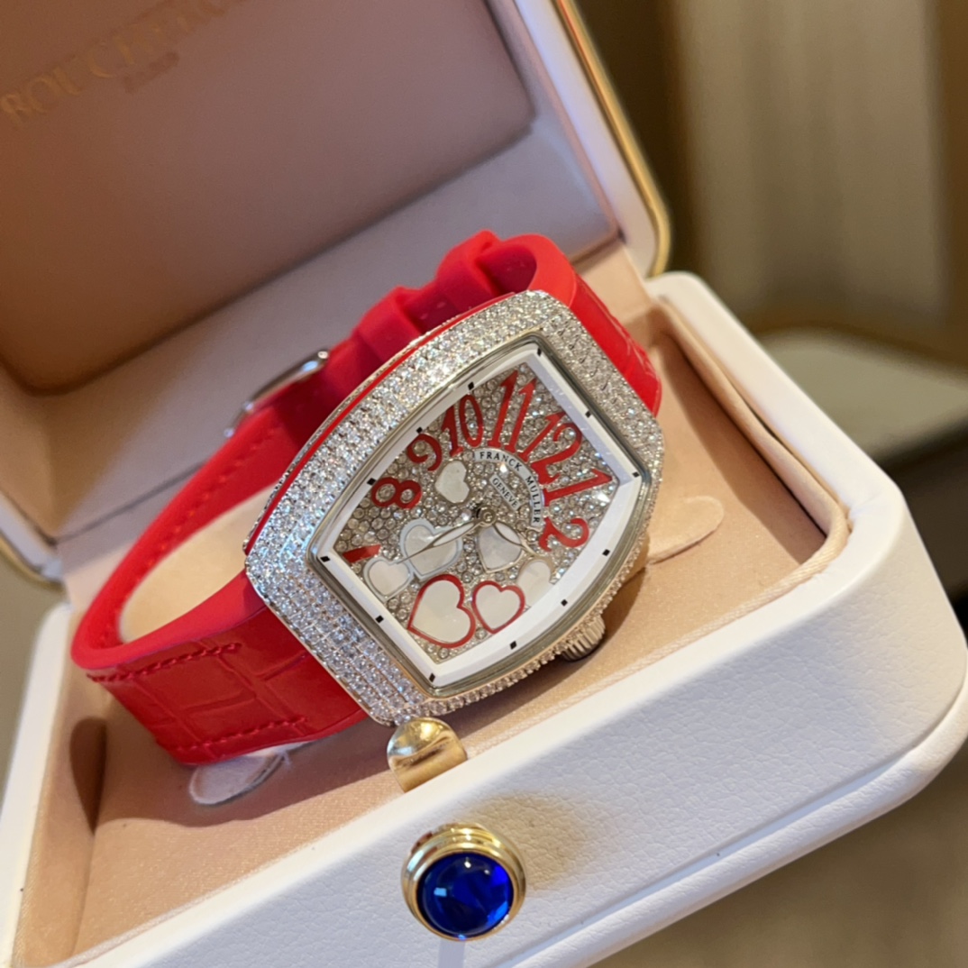 ?? 330
New to heart ????Franker Muller_ Franker Muller_ V32 cask collection Luxury diamond-encrusted classic dial with rubber true leather strap diamond-encrusted buckle Imported movement Vacuum electroplated high brightness, more durable versatile wardro