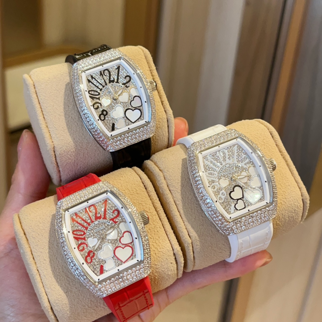 ?? 330
New to heart ????Franker Muller_ Franker Muller_ V32 cask collection Luxury diamond-encrusted classic dial with rubber true leather strap diamond-encrusted buckle Imported movement Vacuum electroplated high brightness, more durable versatile wardro