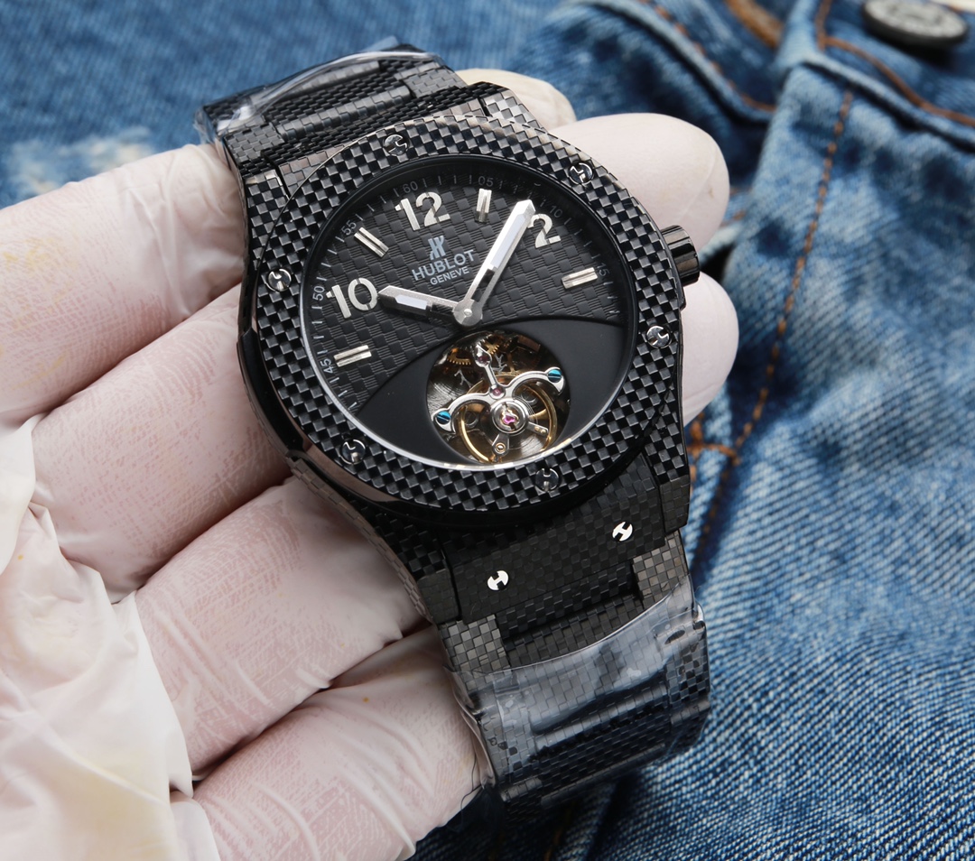 White 560. Gold ?20. Steel ?40.
?? latest release - Tourbillon
The classic checkered case is even more distinctive when paired with a checkered dial
Brand: HUBLOT
Type: Men's automatic mechanical watch
Strap: 316 stainless steel checkered steel strap (com