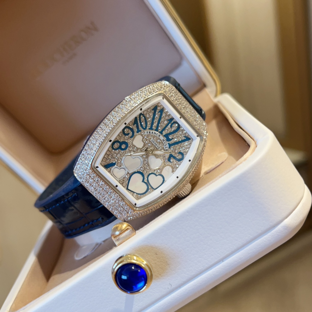 ?? 330
New to heart ????Franker Muller_ Franker Muller_ V32 cask collection Luxury diamond-encrusted classic dial with rubber true leather strap diamond-encrusted buckle Imported movement Vacuum electroplated high brightness, more durable versatile wardro