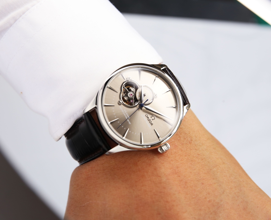 White Skin :600. Gold ?20.
OMEGA -OMEGA, men 's watch, equipped with Japanese original imported automatic mechanical movement, 9-position flywheel design, 10-position 24 hours, over luminescent effect... Diameter 42/12mm, equipped with stainless steel cas