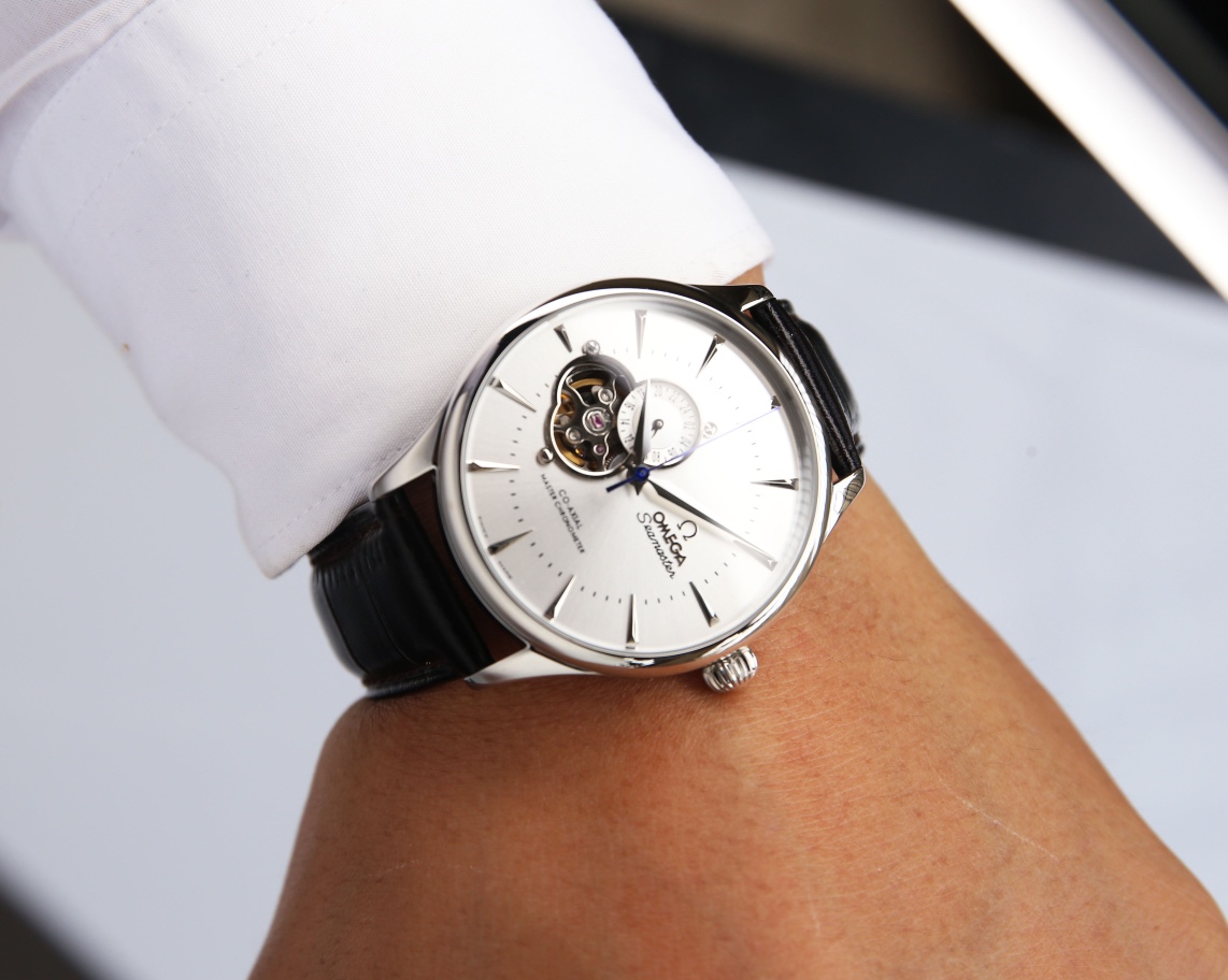 White Skin :600. Gold ?20.
OMEGA -OMEGA, men 's watch, equipped with Japanese original imported automatic mechanical movement, 9-position flywheel design, 10-position 24 hours, over luminescent effect... Diameter 42/12mm, equipped with stainless steel cas