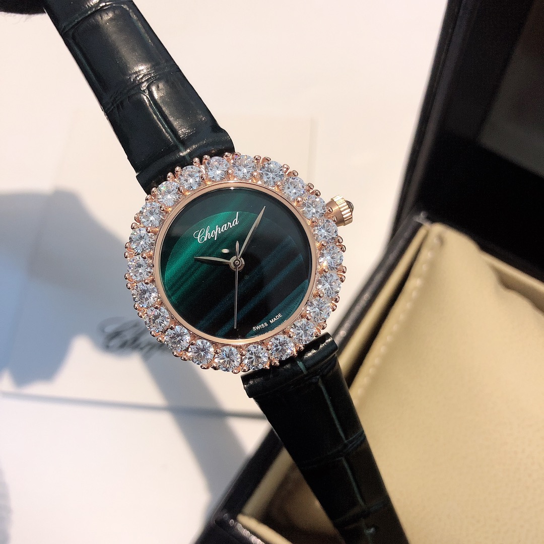 The "??360" Chopard L 'Heure du Diamant round watch combines the design elements of high jewelry with the exquisite craftsmanship of watchmaking and is equipped with a Swiss quartz movement. It is a pure piece of jewelry that allows one to experience the 