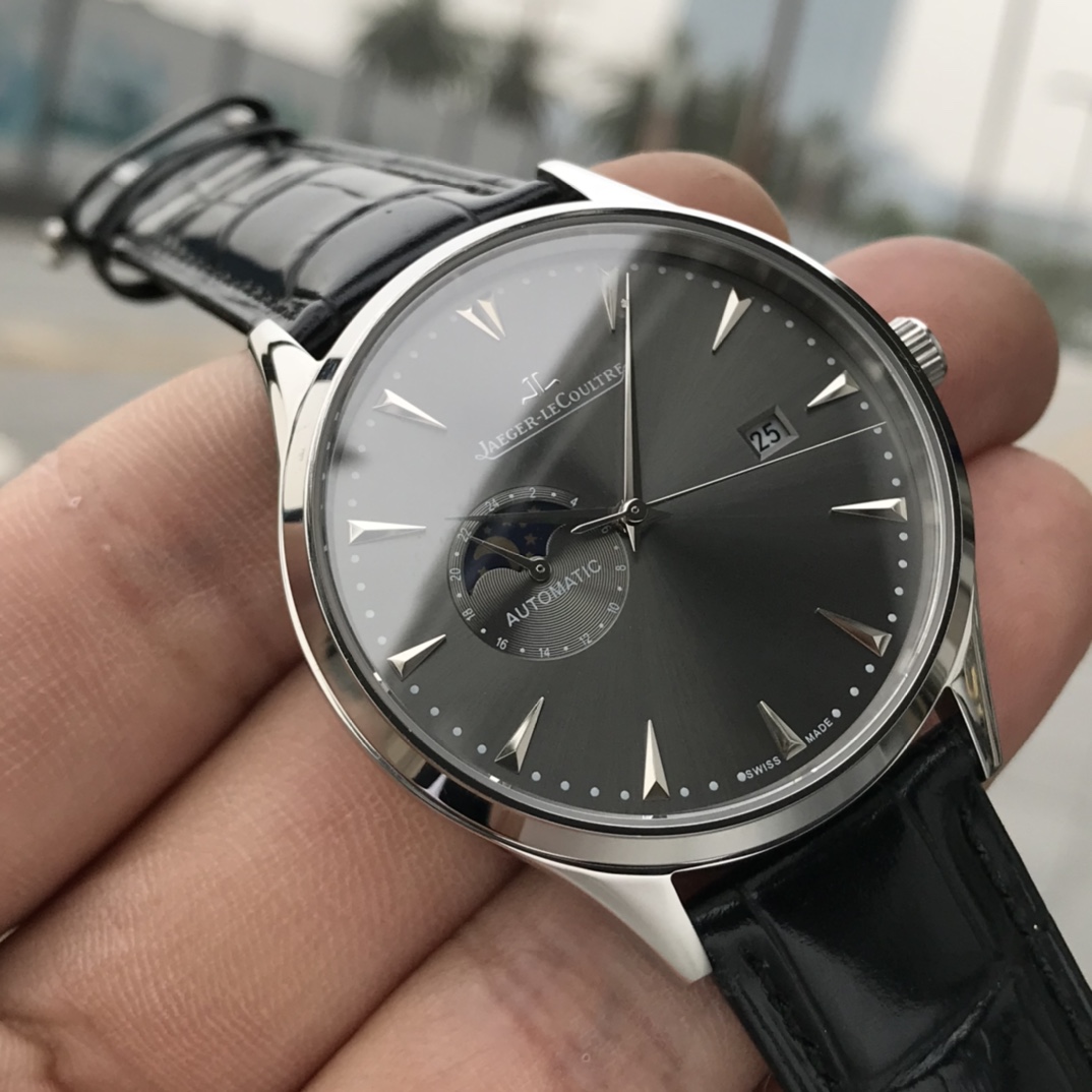 White Leather 640. Gold ?20. (5 degrees water resistant, swimmable ??!)
Jaeger-lecoultre Sun Moon Stars collection, with original imported 8217 movement (0 repair 0 after-sales), 24 hours/true moon phase display, double sapphire crystal, Italian cowhleath