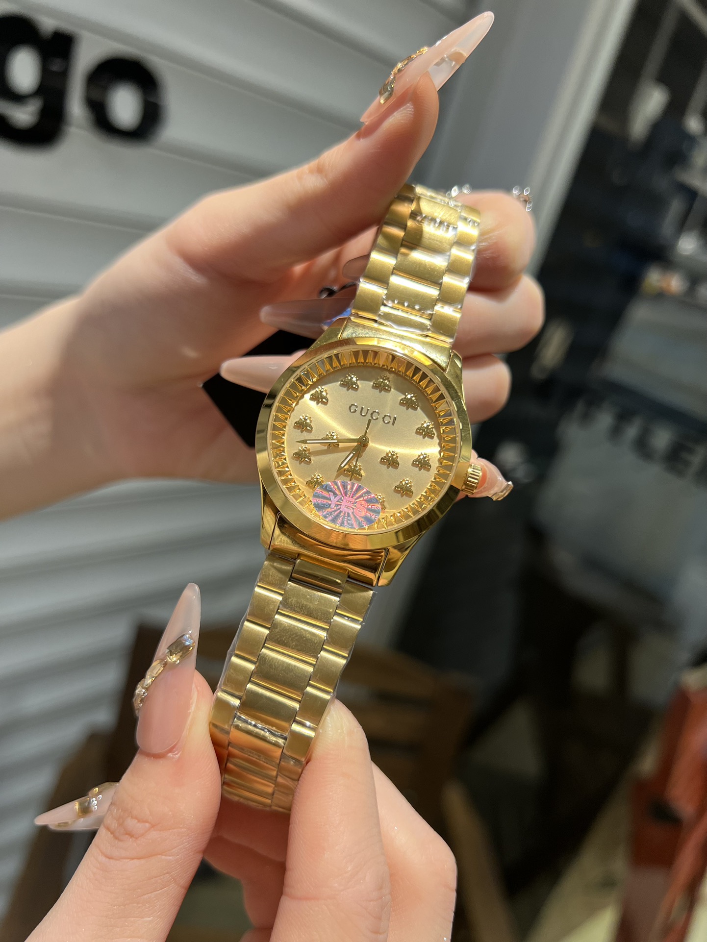 ?? 340 2023 latest Gucci Christmas Limited Edition
This stunning bee dial watch features a blue lapis lazuli dial, sapphire scratch-resistant glass, and the brand 's signature cucci bee-shaped hour markers. It also comes with a blue lizard leather strap t