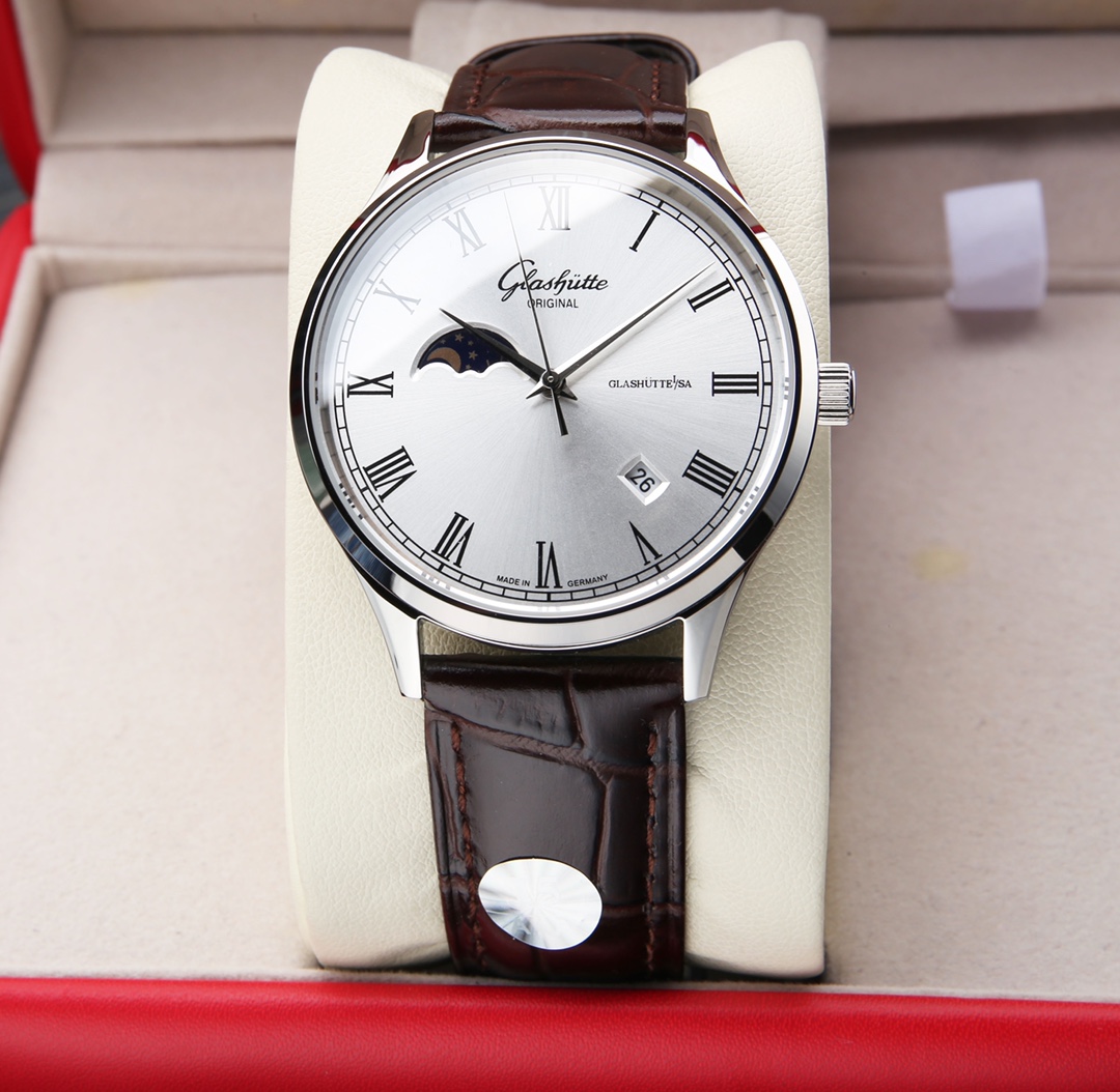 White leather 640. Steel band ?20. (Deep water resistance, swimmable ??!)
Glashutte, Sun Moon Stars series, with custom original imported 8217 movement (0 repair 0 after-sales), 24 hours/true moon phase display, 4/5-digit date display. Double sapphire cry
