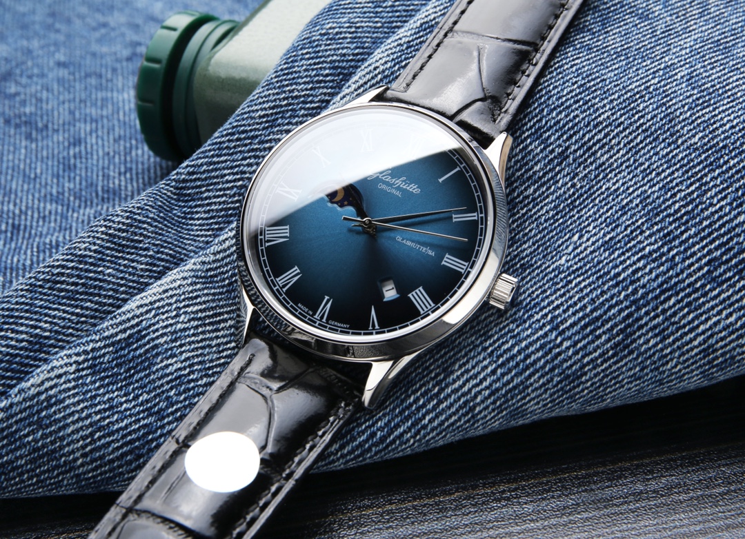 White leather 640. Steel band ?20. (Deep water resistance, swimmable ??!)
Glashutte, Sun Moon Stars series, with custom original imported 8217 movement (0 repair 0 after-sales), 24 hours/true moon phase display, 4/5-digit date display. Double sapphire cry