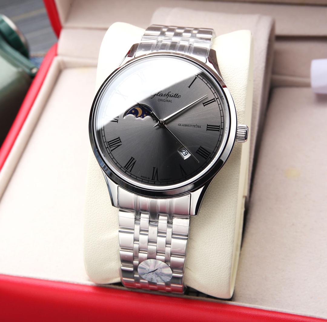 White leather 640. Steel band ?20. (Deep water resistance, swimmable ??!)
Glashutte, Sun Moon Stars series, with custom original imported 8217 movement (0 repair 0 after-sales), 24 hours/true moon phase display, 4/5-digit date display. Double sapphire cry