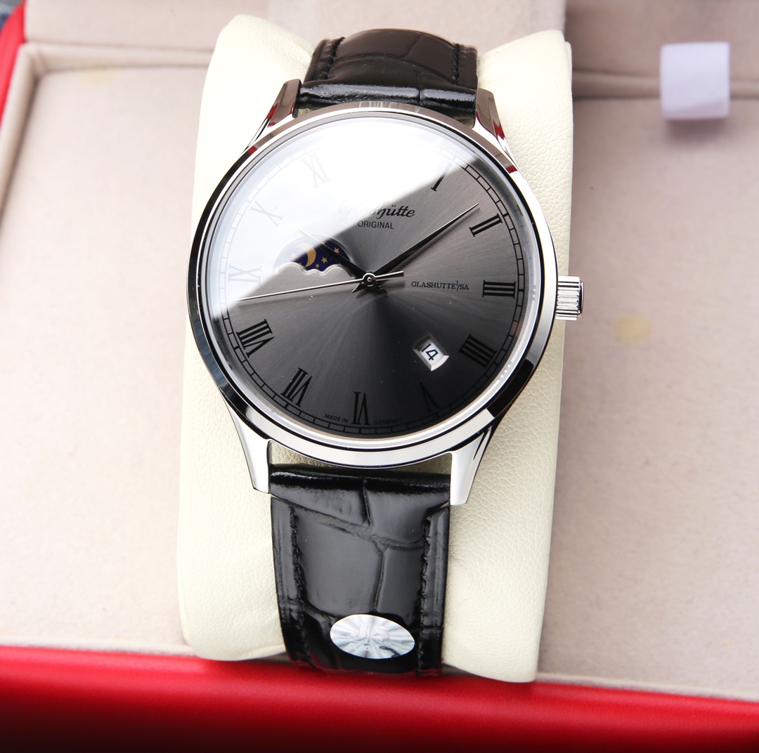 White leather 640. Steel band ?20. (Deep water resistance, swimmable ??!)
Glashutte, Sun Moon Stars series, with custom original imported 8217 movement (0 repair 0 after-sales), 24 hours/true moon phase display, 4/5-digit date display. Double sapphire cry
