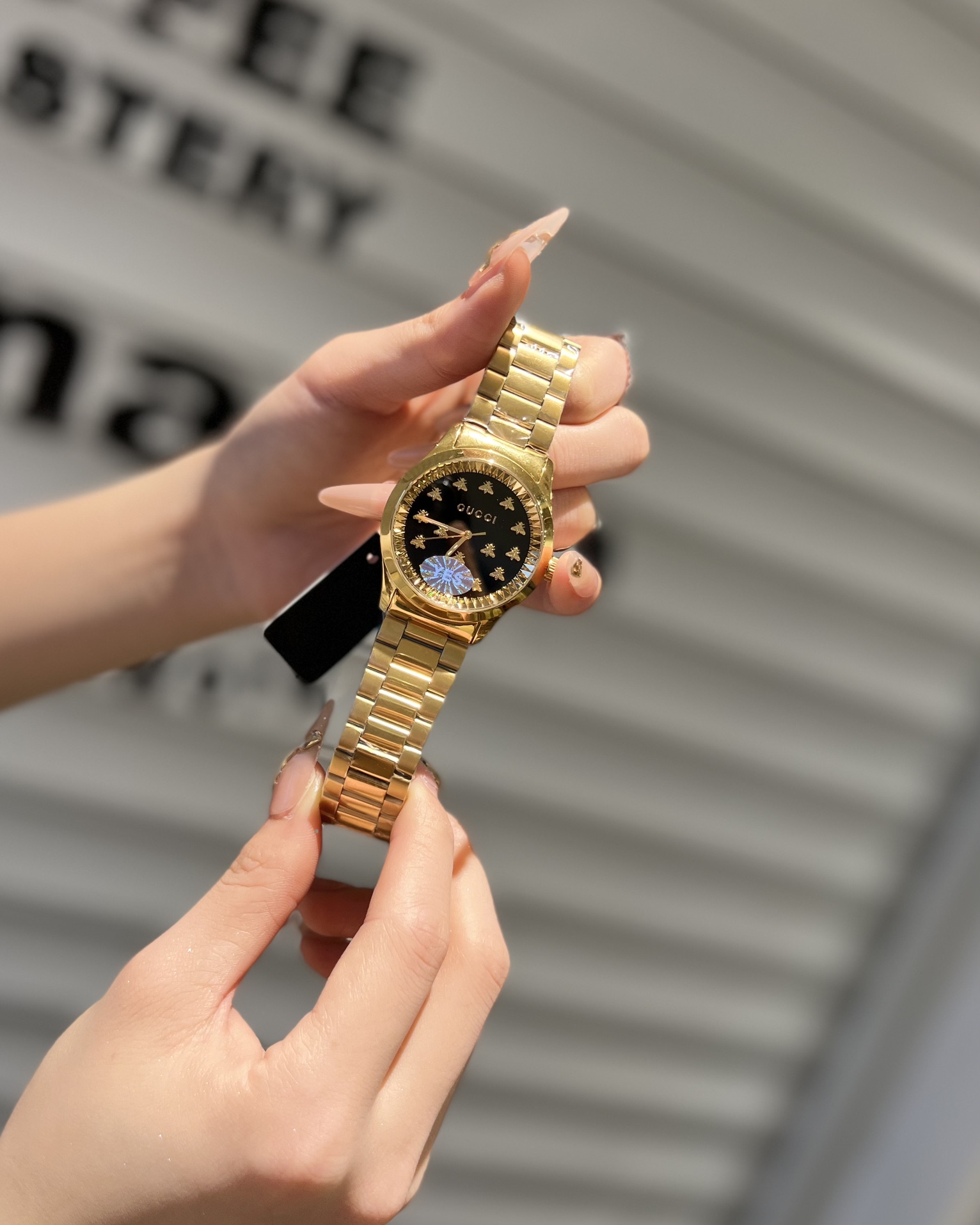 ?? 340 2023 latest Gucci Christmas Limited Edition
This stunning bee dial watch features a blue lapis lazuli dial, sapphire scratch-resistant glass, and the brand 's signature cucci bee-shaped hour markers. It also comes with a blue lizard leather strap t