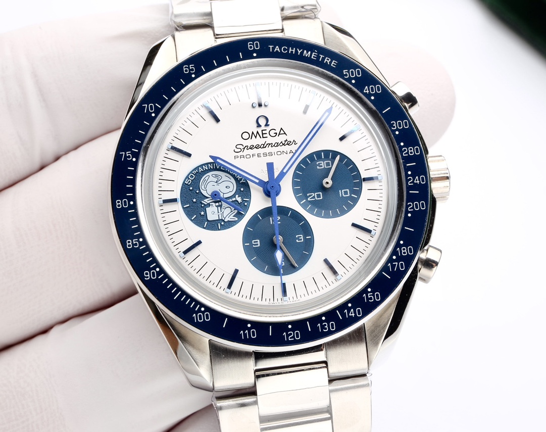 White 640. Steel 670.
New Omega Speedmaster collection watch release.
The watch features a 42mm stainless steel case and a 904L bracelet with a black ceramic bezel ring.
Original mold replication, paired with imported mechanical automatic movement, truly 