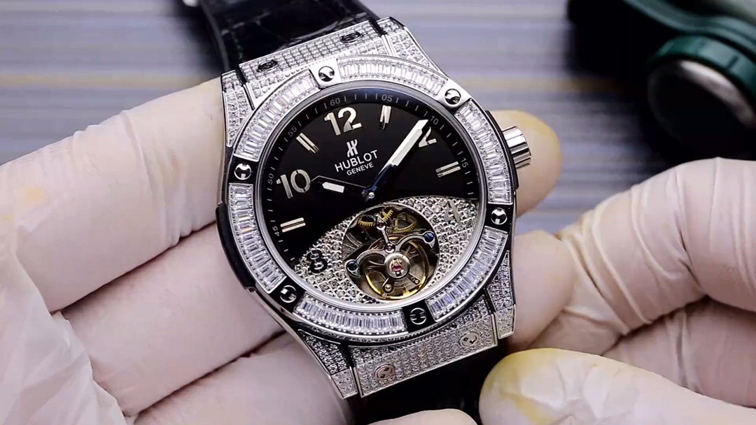 660. Gold ?20. Steel ?40.
?? latest release - Tourbillon
The classic checkered case is even more distinctive when paired with a checkered dial
Brand: HUBLOT
Type: Men's automatic mechanical watch
Strap: Imported leather strap, steel strap (comfortable and