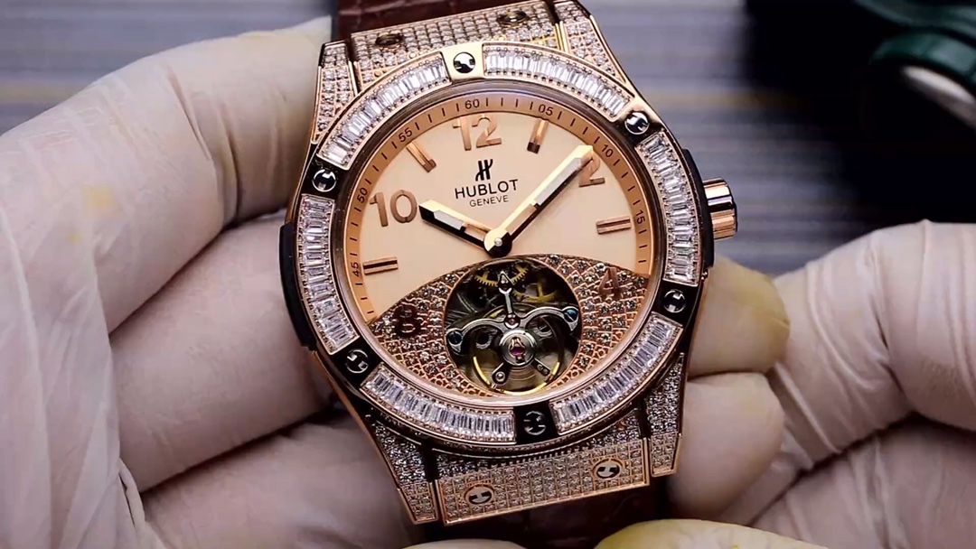 660. Gold ?20. Steel ?40.
?? latest release - Tourbillon
The classic checkered case is even more distinctive when paired with a checkered dial
Brand: HUBLOT
Type: Men's automatic mechanical watch
Strap: Imported leather strap, steel strap (comfortable and