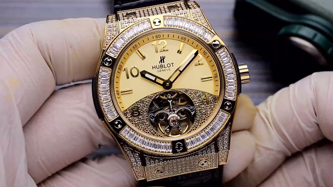 660. Gold ?20. Steel ?40.
?? latest release - Tourbillon
The classic checkered case is even more distinctive when paired with a checkered dial
Brand: HUBLOT
Type: Men's automatic mechanical watch
Strap: Imported leather strap, steel strap (comfortable and