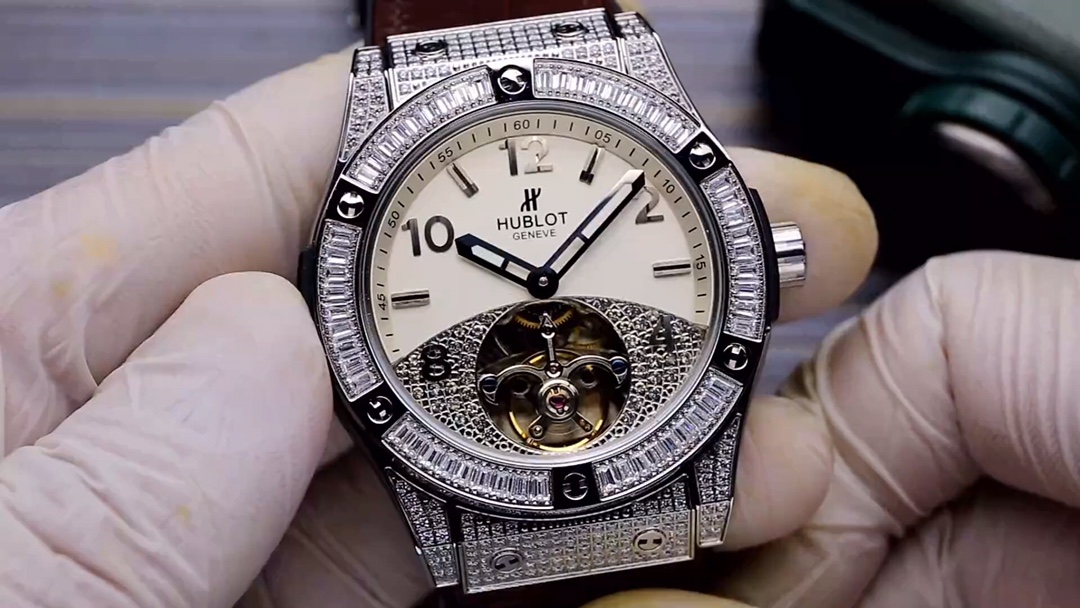 660. Gold ?20. Steel ?40.
?? latest release - Tourbillon
The classic checkered case is even more distinctive when paired with a checkered dial
Brand: HUBLOT
Type: Men's automatic mechanical watch
Strap: Imported leather strap, steel strap (comfortable and