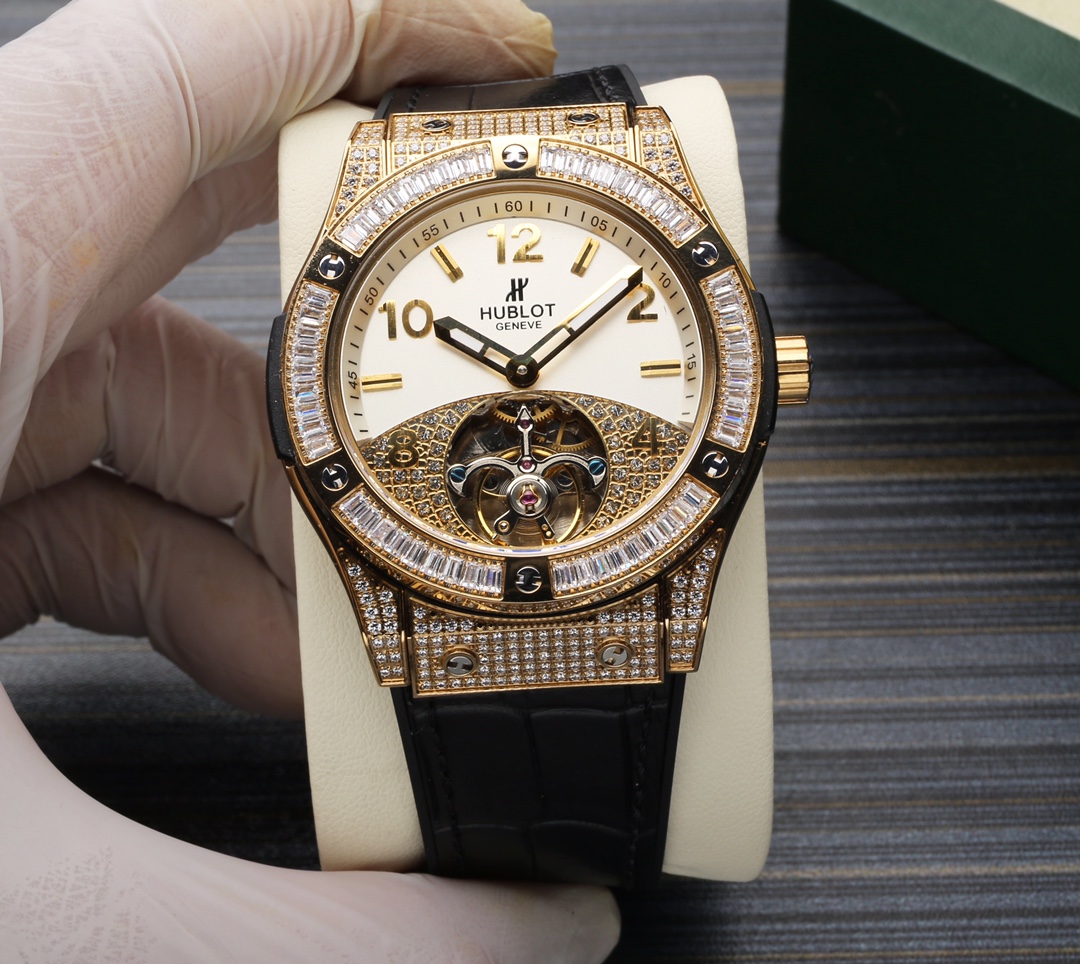 660. Gold ?20. Steel ?40.
?? latest release - Tourbillon
The classic checkered case is even more distinctive when paired with a checkered dial
Brand: HUBLOT
Type: Men's automatic mechanical watch
Strap: Imported leather strap, steel strap (comfortable and