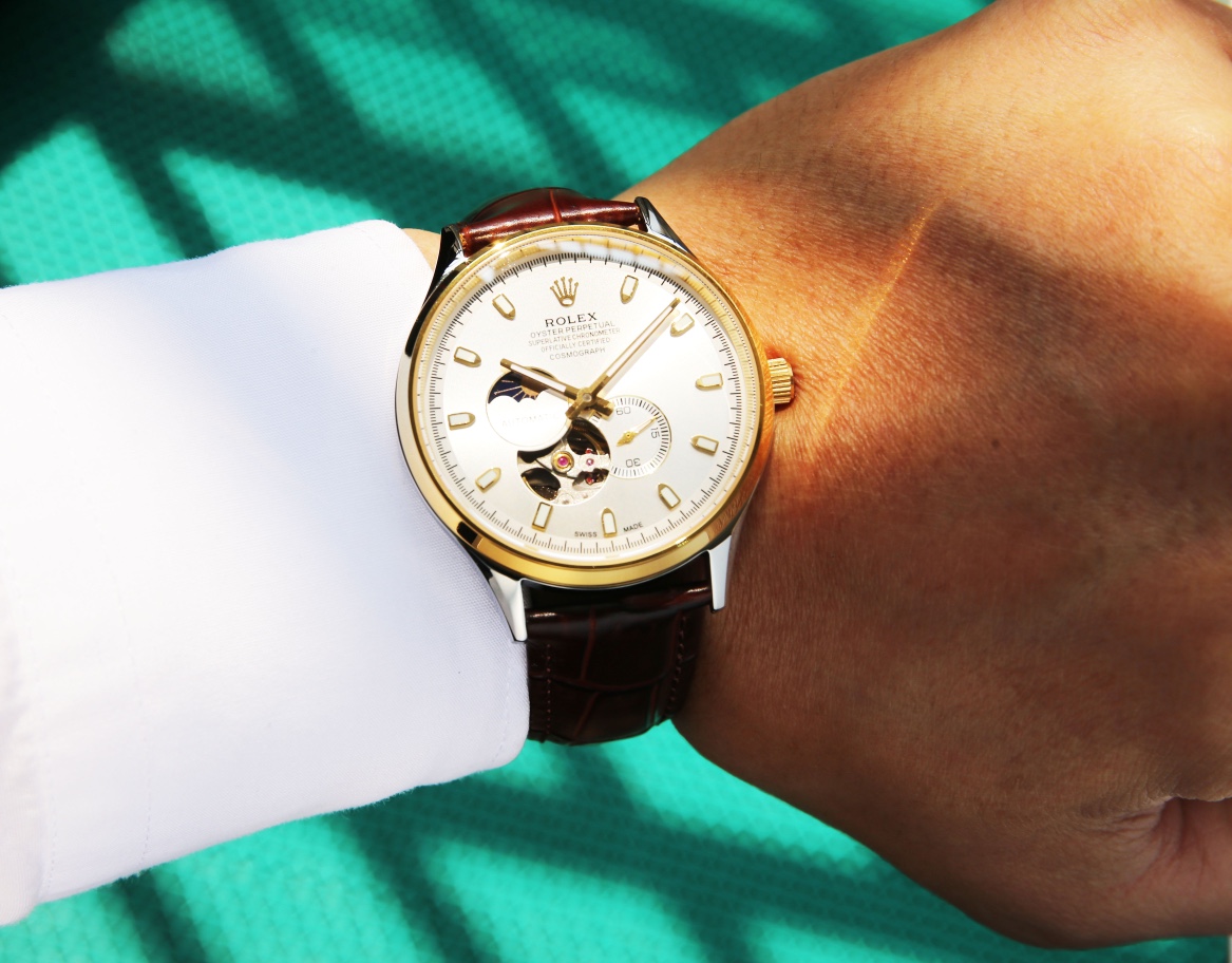 White leather 680. Gold ?20. Steel belt ?20. (Waterproof 5 ??, swimmable ??)
Rolex, Sun Moon Star series, with original imported 82S7 movement (0 repair 0 after-sales service), 9-digit personalized 24-hour/true moon phase display, skeletonized design, vis