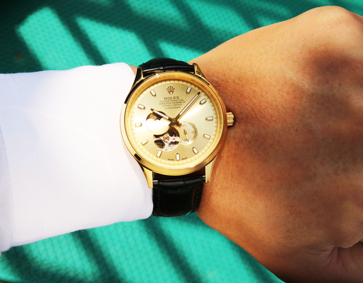 White leather 680. Gold ?20. Steel belt ?20. (Waterproof 5 ??, swimmable ??)
Rolex, Sun Moon Star series, with original imported 82S7 movement (0 repair 0 after-sales service), 9-digit personalized 24-hour/true moon phase display, skeletonized design, vis