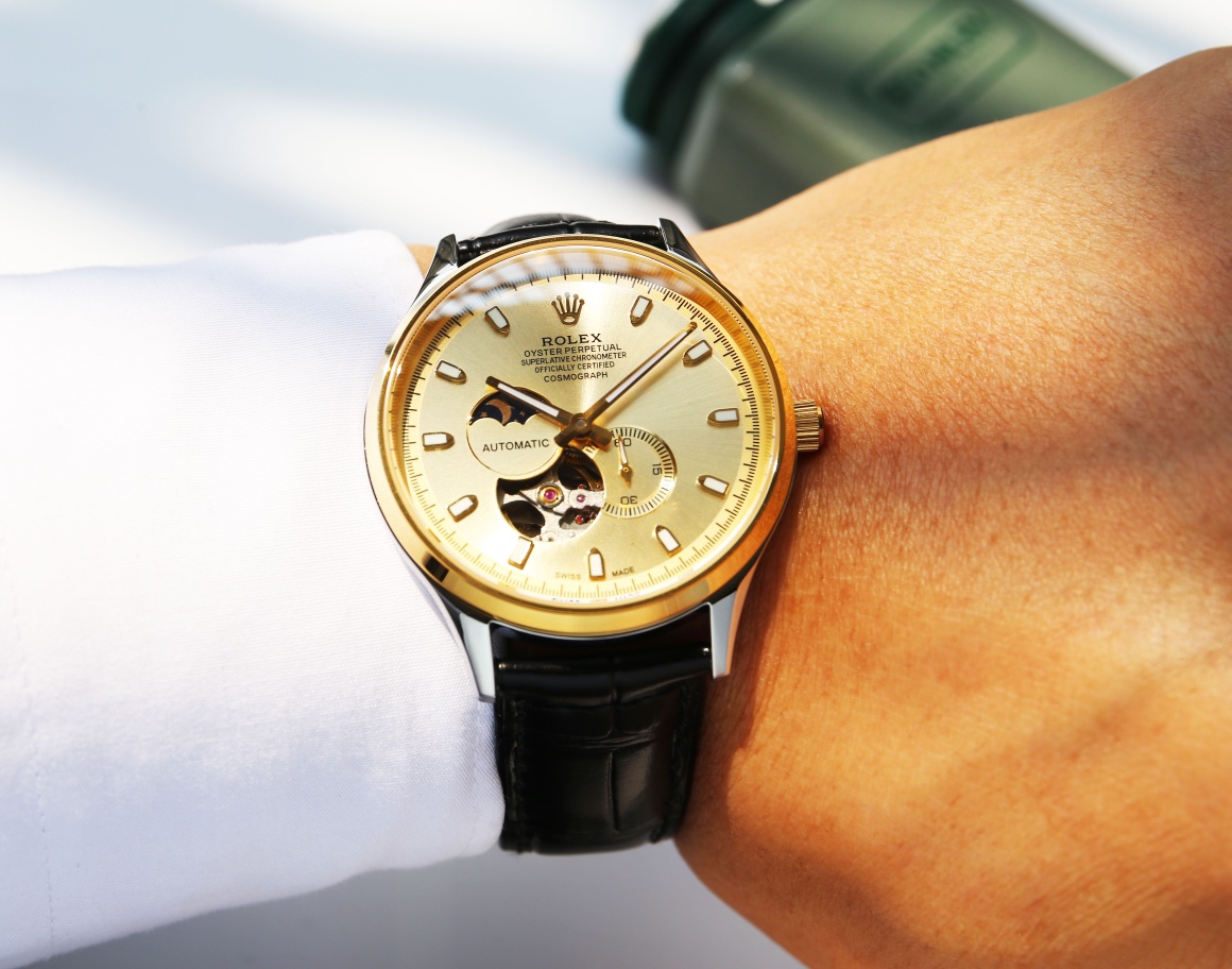 White leather 680. Gold ?20. Steel belt ?20. (Waterproof 5 ??, swimmable ??)
Rolex, Sun Moon Star series, with original imported 82S7 movement (0 repair 0 after-sales service), 9-digit personalized 24-hour/true moon phase display, skeletonized design, vis