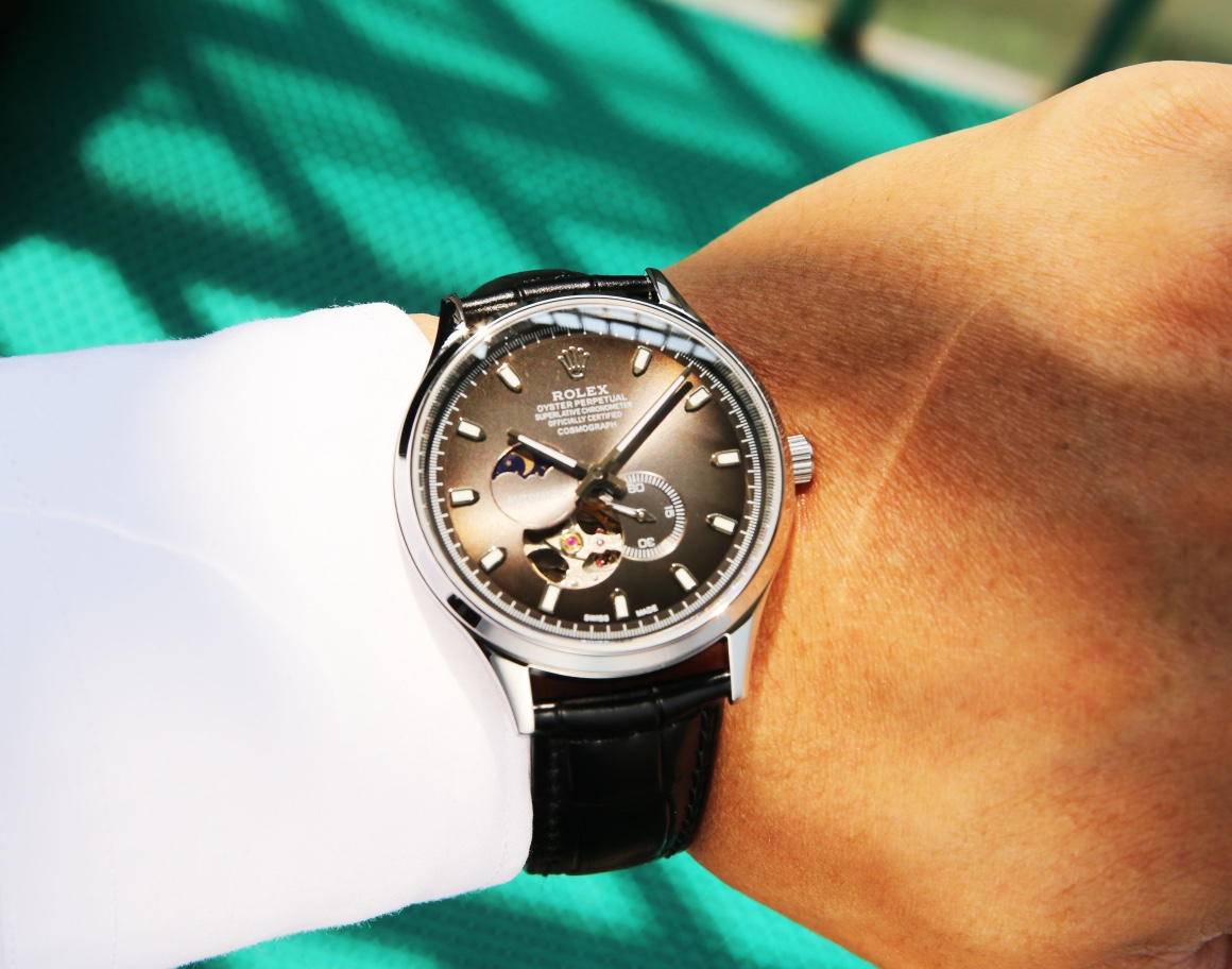 White leather 680. Gold ?20. Steel belt ?20. (Waterproof 5 ??, swimmable ??)
Rolex, Sun Moon Star series, with original imported 82S7 movement (0 repair 0 after-sales service), 9-digit personalized 24-hour/true moon phase display, skeletonized design, vis