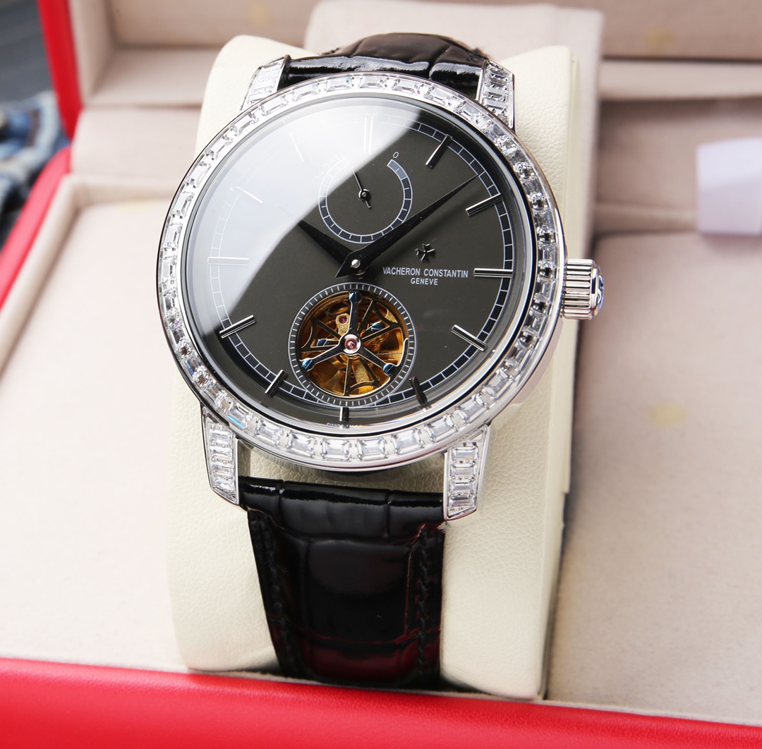 White leather 680. Gold ?20.
Vacheron Constanti
The Loft Craftsman one-of-a-kind Edition creates another explosive miracle!
The new tourbillon movement is clear at a glance. The mechanical plate movement is truly a masterpiece of talent!
?? [Movement] Aut