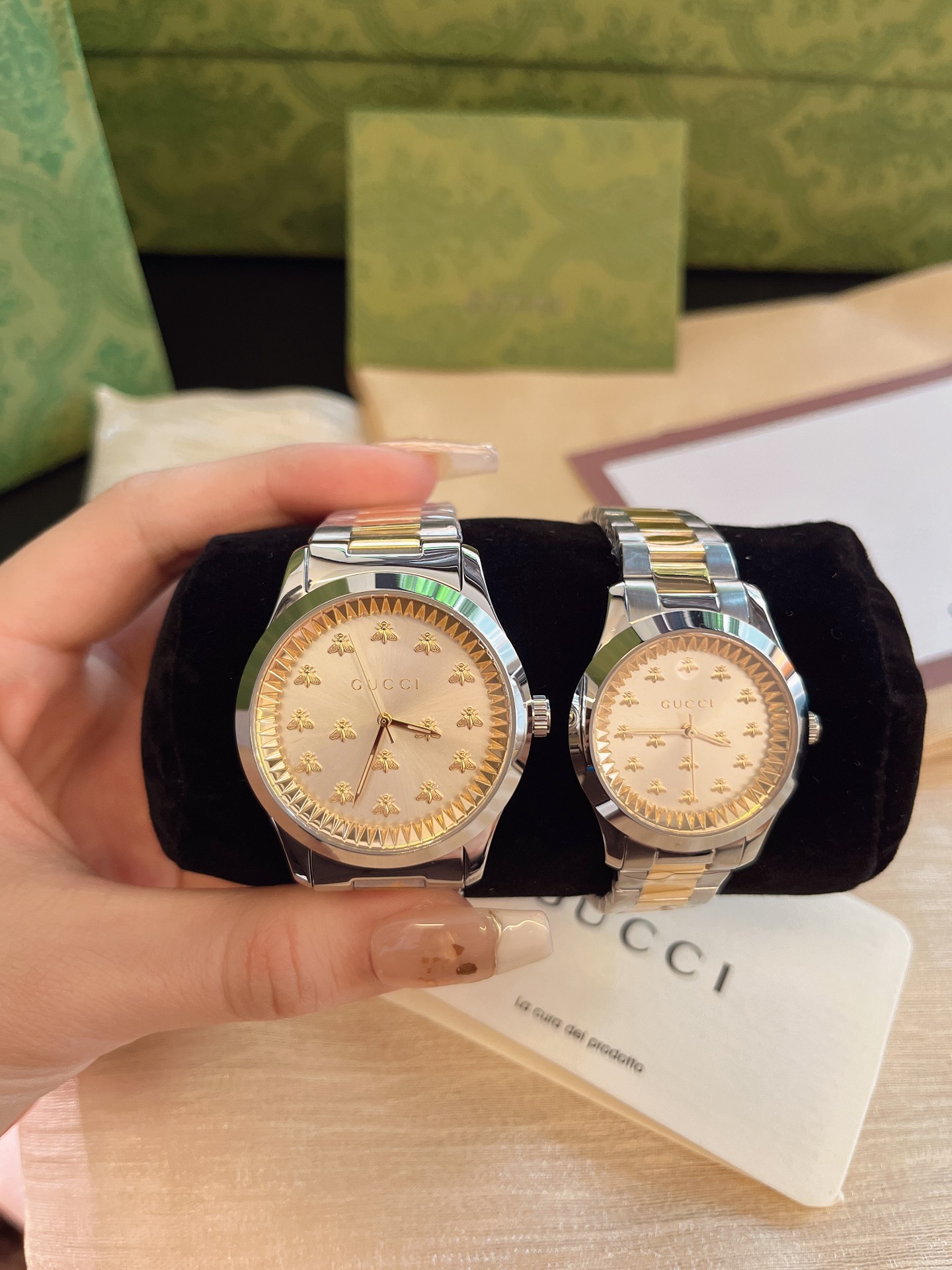 ??340 Large 38mm Small 30mm[Color] Real shot 2024 latest GUCCI Christmas Limited Edition
This stunning bee dial watch features a blue lapis lazuli dial, sapphire scratch-resistant glass, and the brand's signature cucci bee-shaped hour markers. It also com