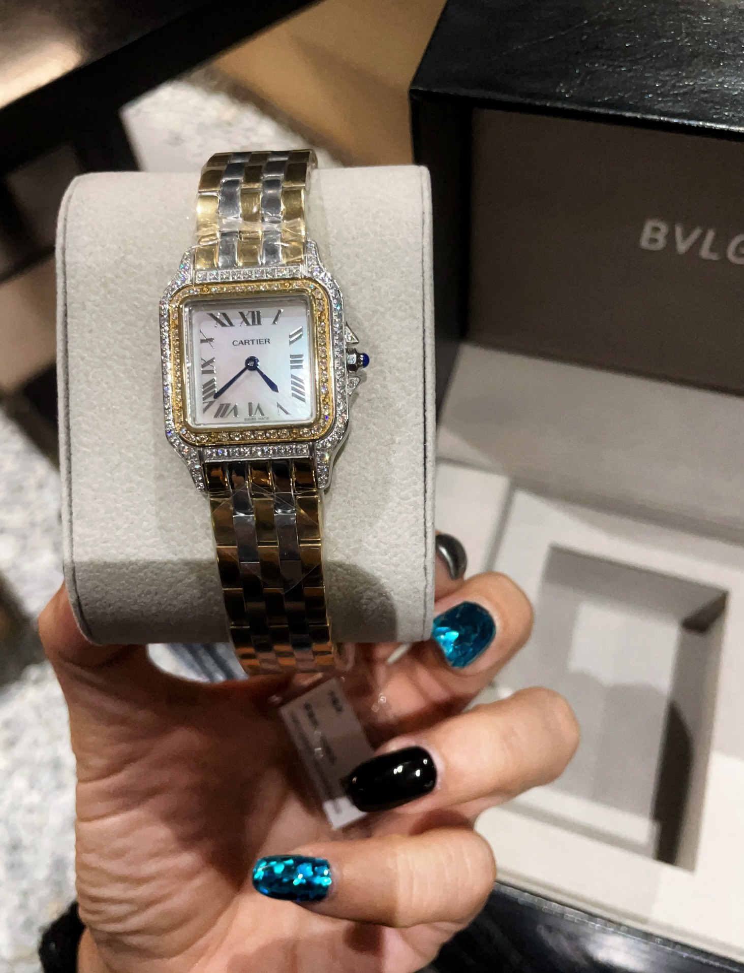 ?? 340
The new Cartier Panthere de Cartier Panthere de Cartier collection interprets confidence and elegance with its exquisite and dynamic design and modern style. Its lines are smooth and alluring, fitting the wrist as if dancing on the skin, and its un