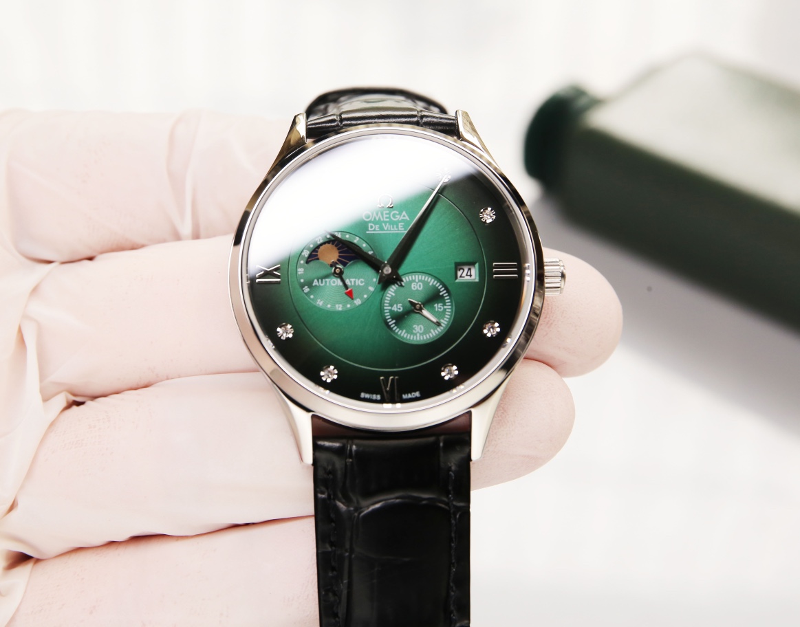 White leather P: 640. Gold ?20 (Water resistance 5 degrees, swimming ??!)