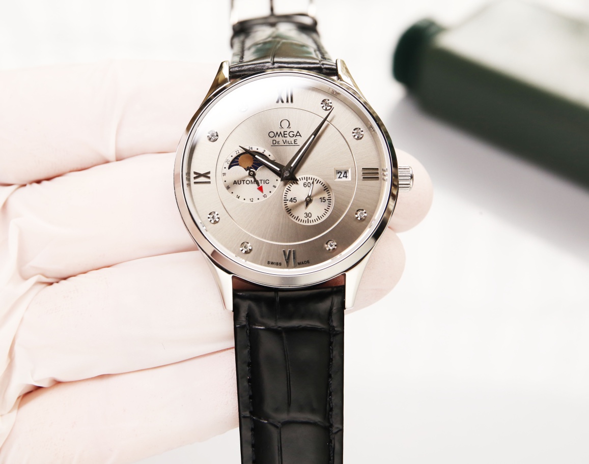 White skin P: 640. Gold ?20 (5 ?? Water resistance, swimmable ??!)
Omega - Sun Moon Star series, with custom original imported 8219 movement (0 repair 0 after-sales), 24 hours/true moon phase display, 5-position small seconds. Double sapphire crystal, Ita