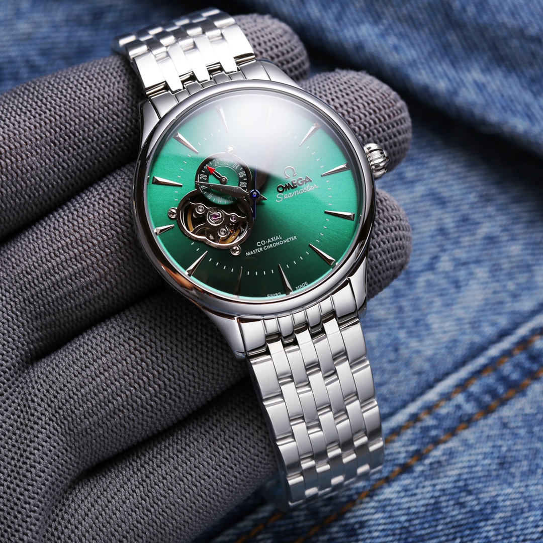 White P:600. Steel ?20.
Omega -Omega, men 's watch, equipped with Japanese original imported automatic mechanical movement, 9-position flywheel design, 10-position 24 hours, over luminescent effect... Diameter 42/12mm, equipped with stainless steel case (