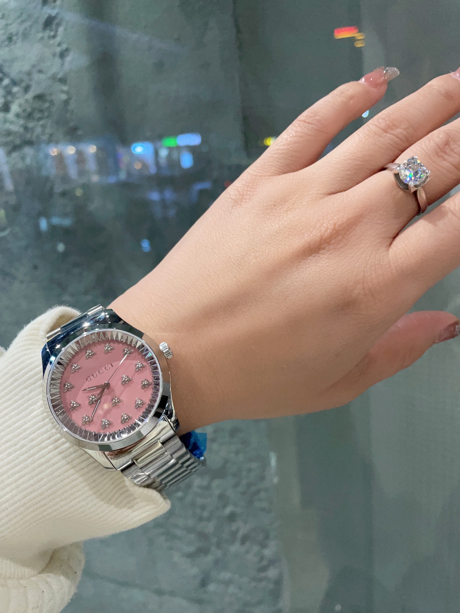 ?? 340
Oh my god, it looks so good! [Color] The latest Gucci Christmas Limited Edition 2023
This stunning bee dial watch features a blue lapis lazuli dial, sapphire scratch-resistant glass, and the brand's signature cucci bee-shaped hour markers, compleme