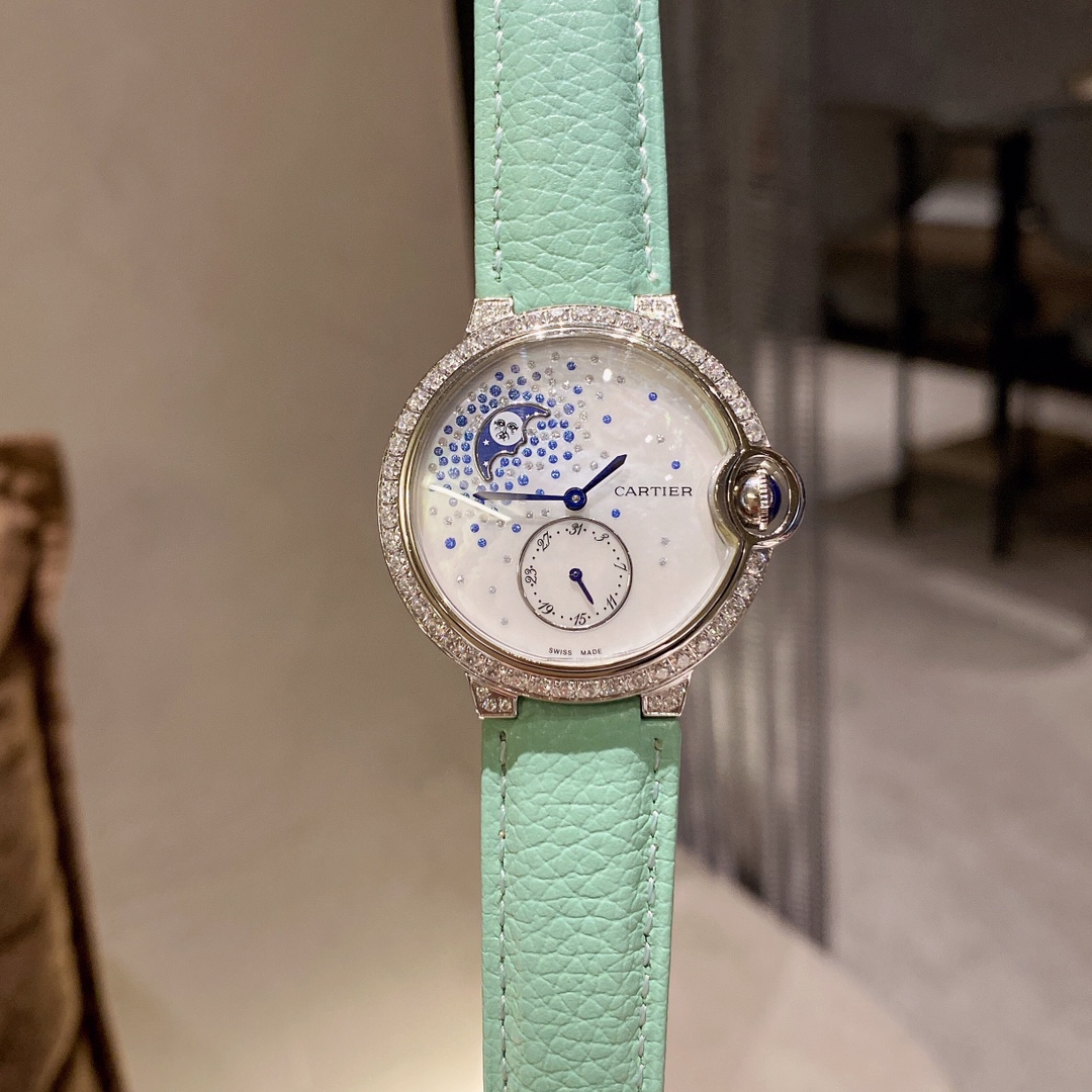 ?? White diamond 270 Gold diamond 290
The new Cartier Ballon d 's Small Moon phase "Float Flower" set with diamonds and sapphires has been captivated by the elegant moon phase. The super elegant "float flower" posture is scattered on the dial, which is ma