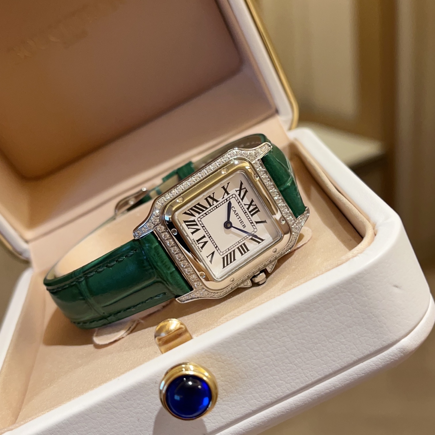 ?? White diamond 330
The latest Panthere de Cartier Cartier Panthere de Cartier Cartier Panthere de Cartier collection interprets confidence and elegance with its exquisite and dynamic design and modern style. Its lines are smooth and alluring, fitting th