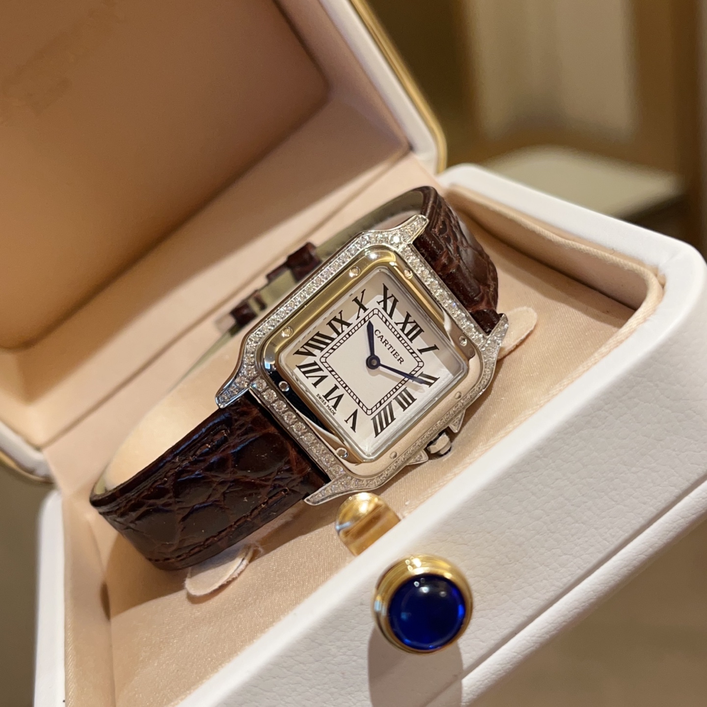?? White diamond 330
The latest Panthere de Cartier Cartier Panthere de Cartier Cartier Panthere de Cartier collection interprets confidence and elegance with its exquisite and dynamic design and modern style. Its lines are smooth and alluring, fitting th