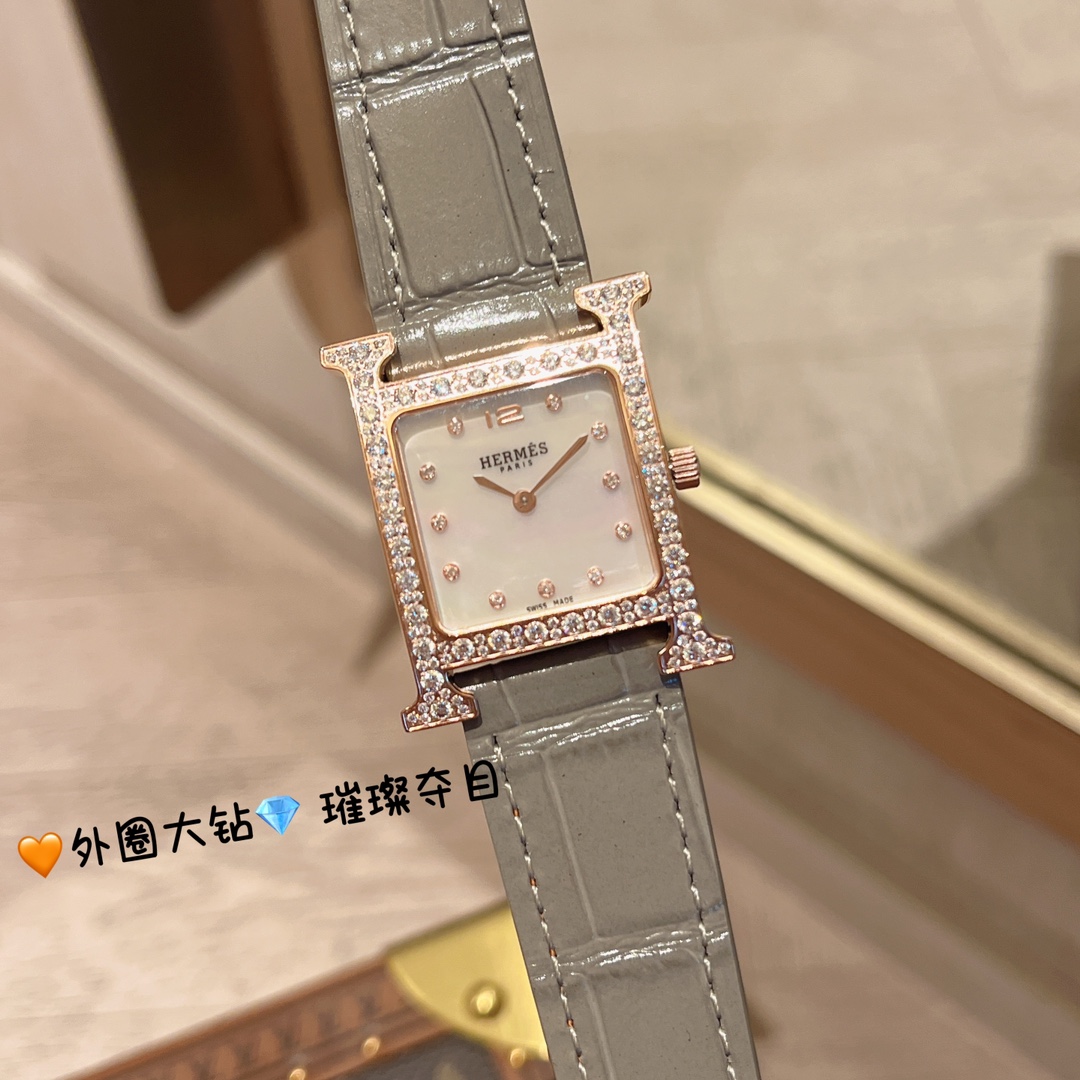 ?? White diamond 350 Gold diamond 380
????Heure H new large diamond ?? "Feather" set diamond
26x26mm white natural mother-of-pearl dial, Swiss quartz movement, freely removable Italian cowhide or American alligator leather, stainless steel pin clasp, thre