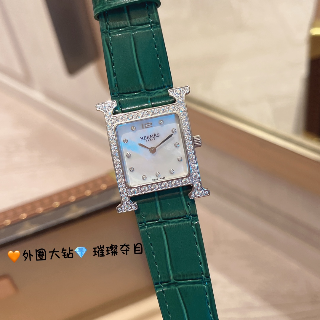 ?? White diamond 350 Gold diamond 380
????Heure H new large diamond ?? "Feather" set diamond
26x26mm white natural mother-of-pearl dial, Swiss quartz movement, freely removable Italian cowhide or American alligator leather, stainless steel pin clasp, thre