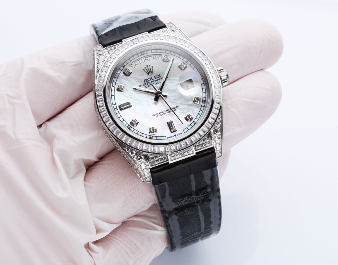 P: 1800.
???? 's latest work! ROLEX Datejust collection, ?? Rolex 's first Datejust crocodile leather strap collection! ? Set with top-quality natural opal, big glitter, extremely difficult, the most dazzling craftsmanship of the same material at present.