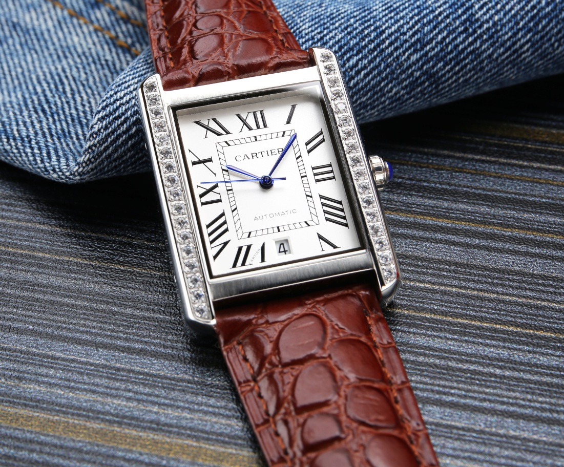 White Diamond 580. Gold ?20.
CARTIER ??CARTIER Tank collection men's mechanical watch
?? New Citizen 8215 automatic mechanical movement accurate timekeeping ??? Refurbishing
??316L stainless steel case imitation workmanship case size 31*41
?? Scratch-resi