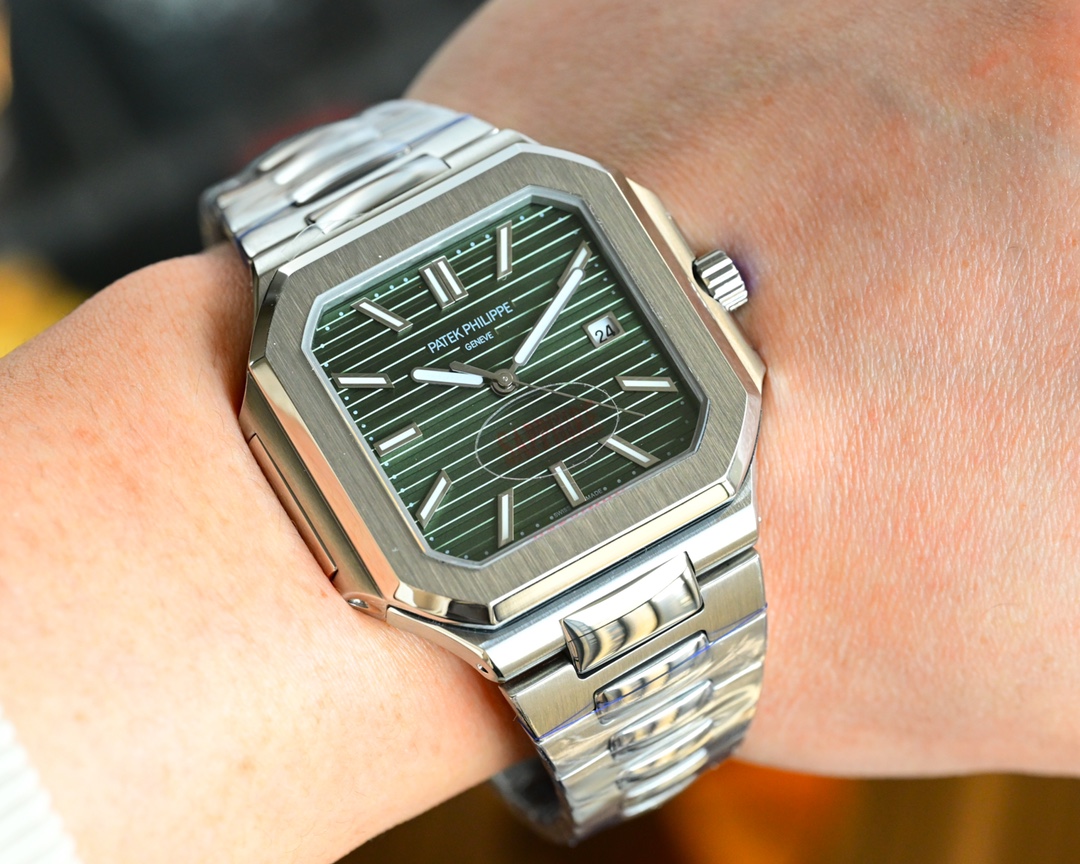 Patek Philippe CUBITUS 5821-001 watch:
This Cubitus ladder-shaped steel bracelet, with a square dial paired with a sapphire crystal, perfectly balances the super experience of fashion and elegance.
Movement: Self-developed automatic winding integrated mov