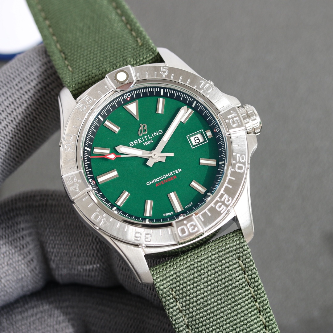 The new Breitling Avenger series model A17328101 is coming with great force
42mm in diameter, 300m super water-resistant, 12.15mm thick, with a stable 2824 Cal.17 movement dial, rod hour markers, super luminous curved sapphire crystal glass, double-sided 