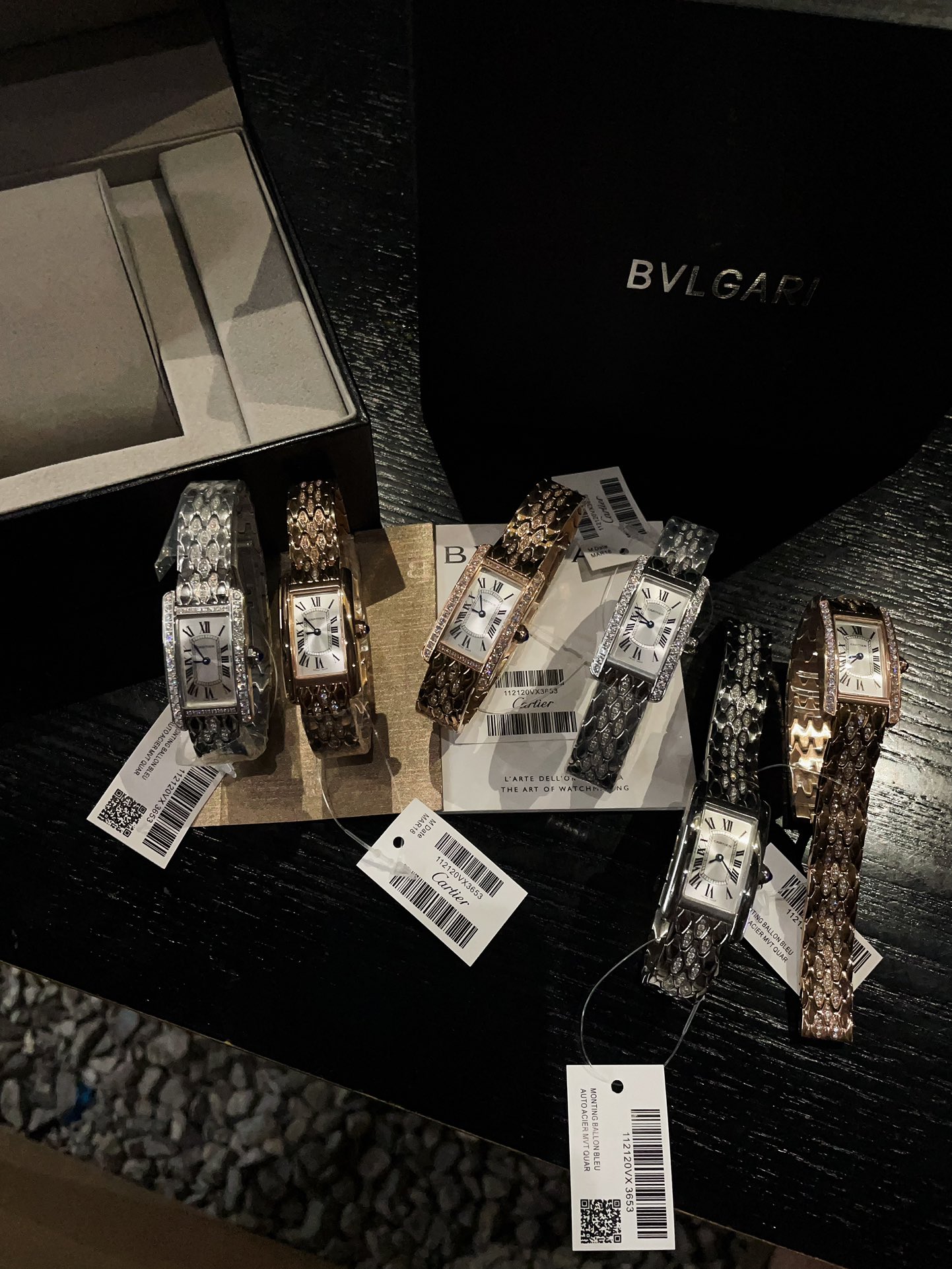 ?? Semi-diamond bezel 470 diamond bezel 500
TankAmericaine (Cartier American Tank collection) small model, imported Swiss quartz movement. 316L stainless steel case crystal mirror, sword-shaped blue steel hands, fish-scale 316L stainless steel bracelet, c