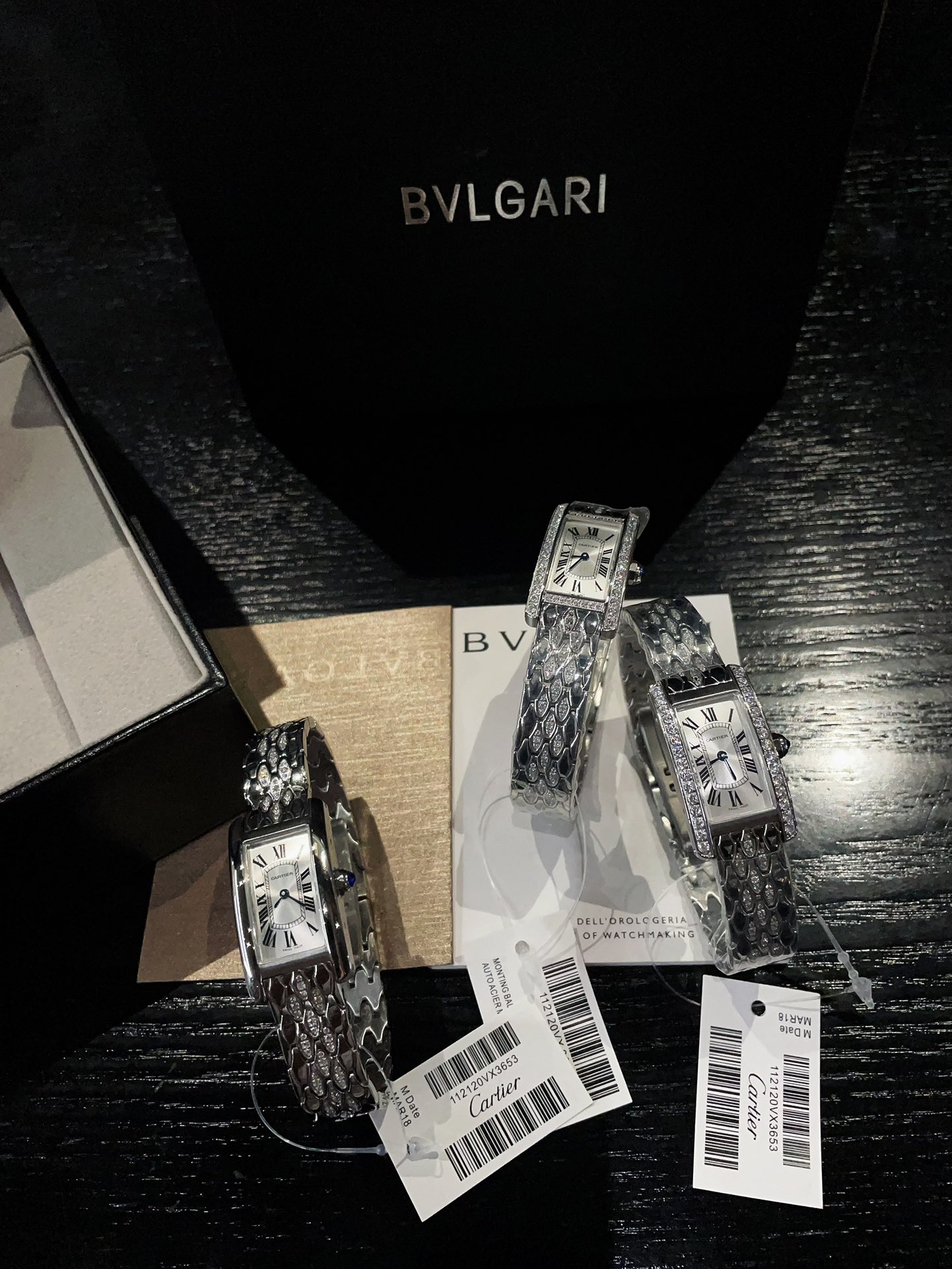 ?? Semi-diamond bezel 470 diamond bezel 500
TankAmericaine (Cartier American Tank collection) small model, imported Swiss quartz movement. 316L stainless steel case crystal mirror, sword-shaped blue steel hands, fish-scale 316L stainless steel bracelet, c