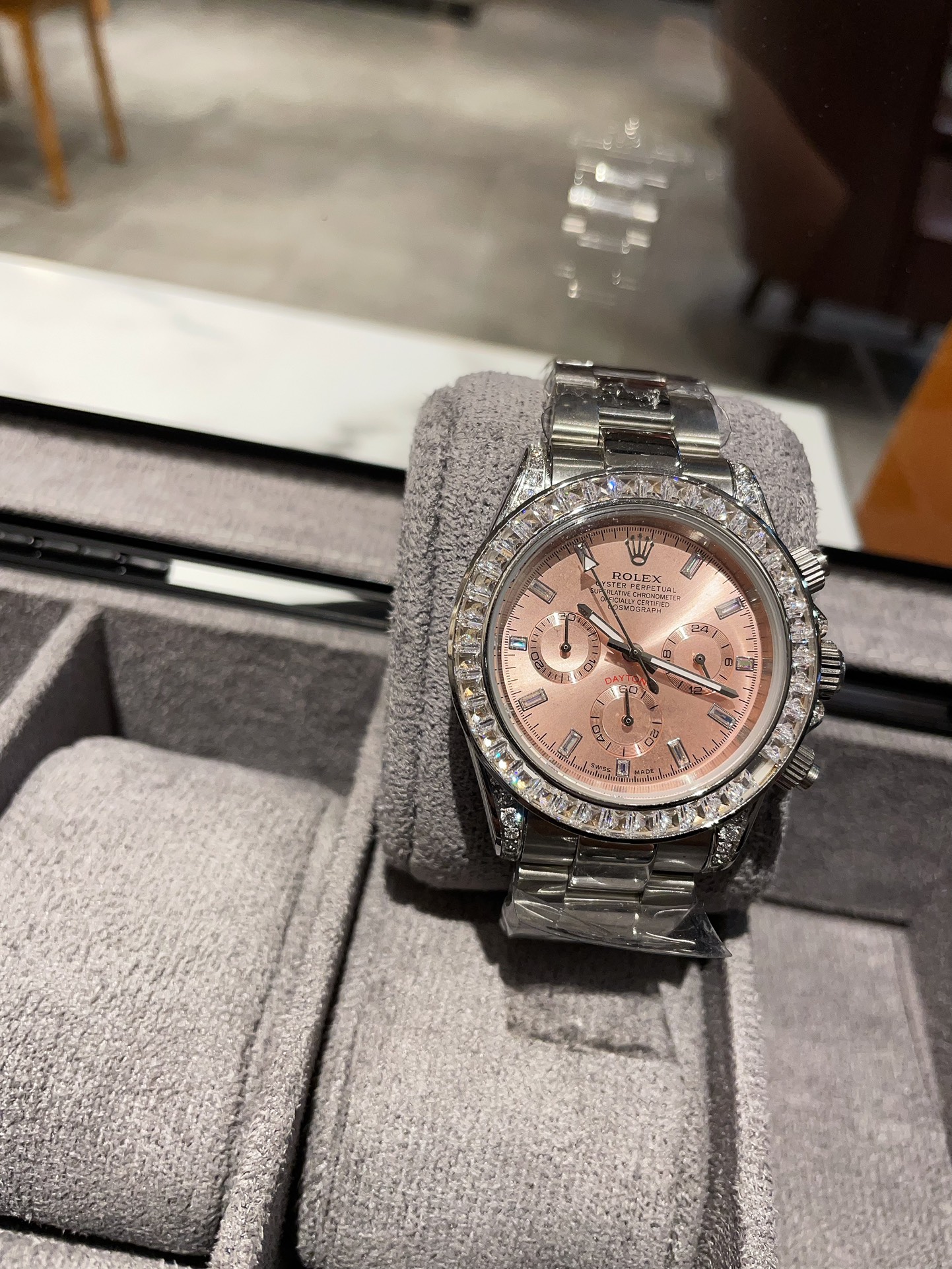 ??350?? Cherry powder
New Daytona Rainbow. Model: 116599RBOW-116598RBOW-116595RBOW. Rainbow Daytona watches are hard to come by! The setting has been optimized with 36 gemstones that are the most harmonious in their original color gradation transitions, w