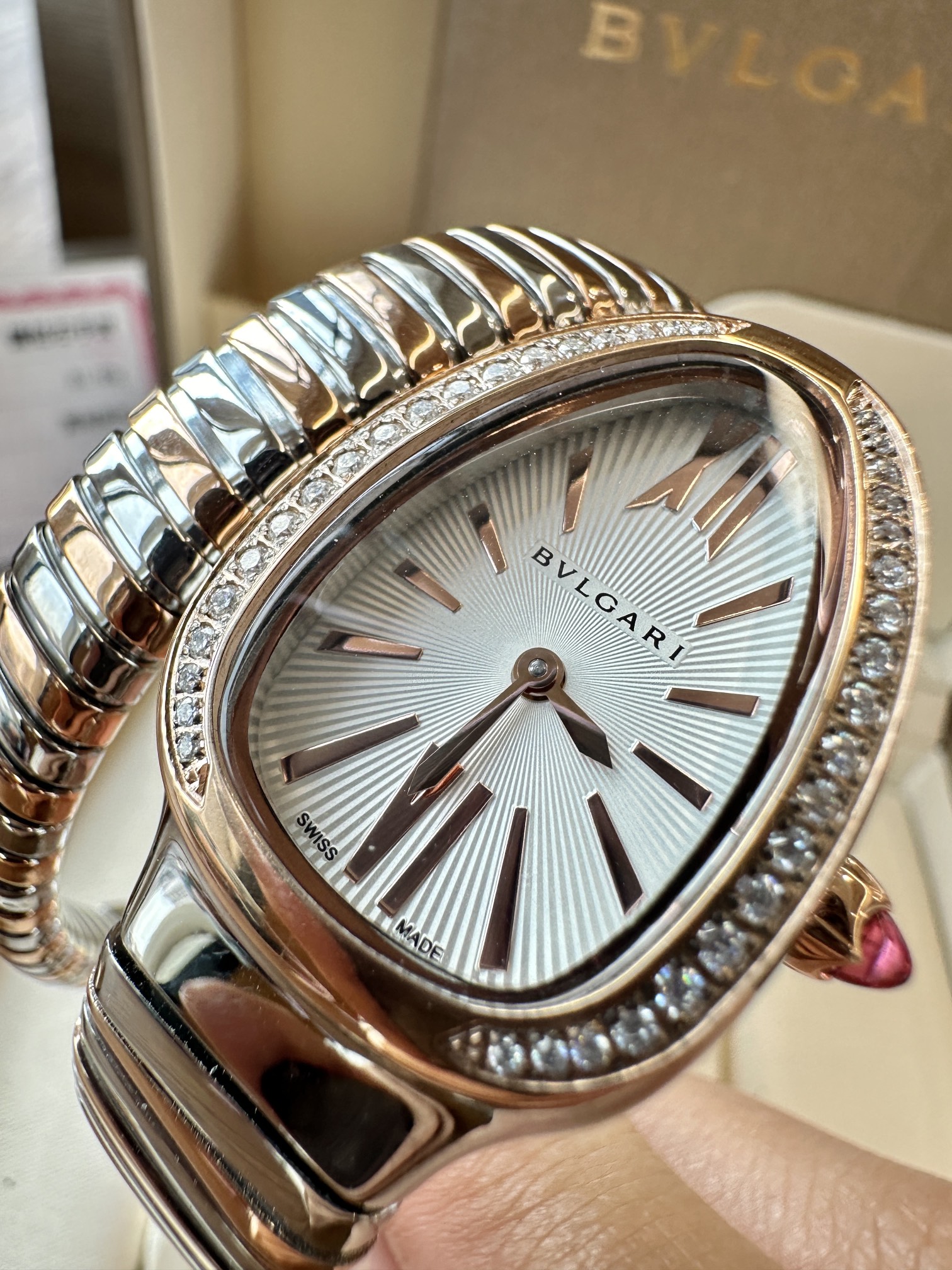 ?? Bulgari Swiss quartz movement, sapphire glass crystal! Slim case, more girlish, paired with cangular-cut pink tourmaline crown, 904 medical steel hexagonal independent snake-scale bracelet, super exquisite!!