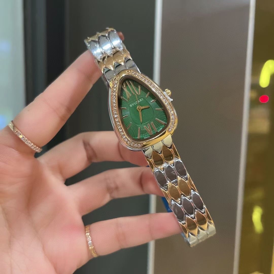 ???? Bulgari watches play with the ever-changing time with ingenious creativity, ???? interprets extraordinary fashion charm with various dials. It can be worn as an accessory, and the watch is like a snake with ever-changing colors. This avant-garde and 