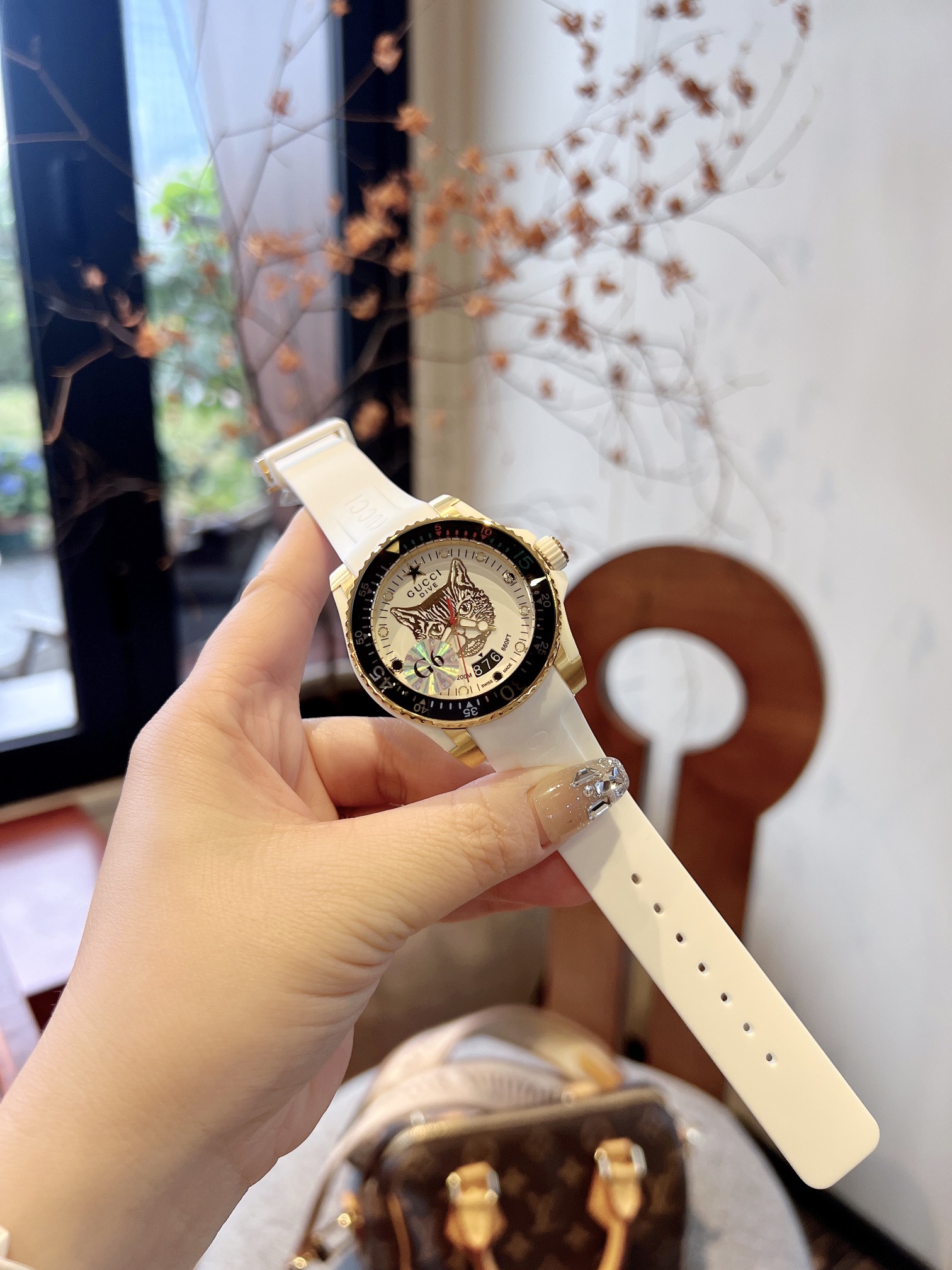 "?? White case 330, gold case 350? upgraded ?? Original single quality, trustworthy" Gucci new unisex diving watch, stylish yet elegant, suitable for both men and women, 40mm diameter, with the brand 's signature "cat" pattern and luminous display on the 