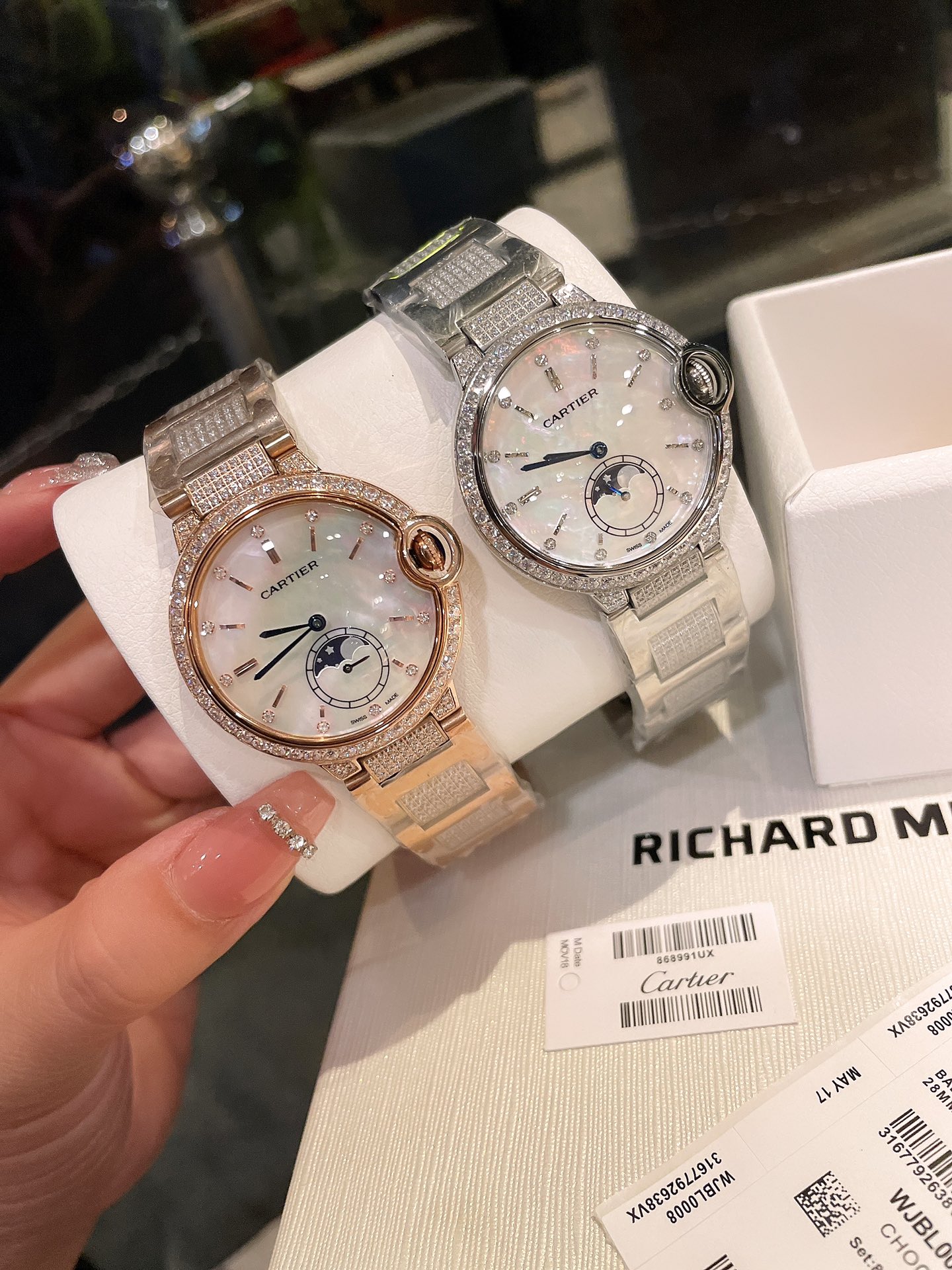 ?? diamond-encrusted white 440 gold 460
# Upgraded # fisheye glass # Frosted original clasp
Ballon Bleu de Cartier Cartier Ballon Bleu Watch Luxury collection, versatile size 36mm, simple yet tasteful, discarding the elaborate and elaborate embellishments