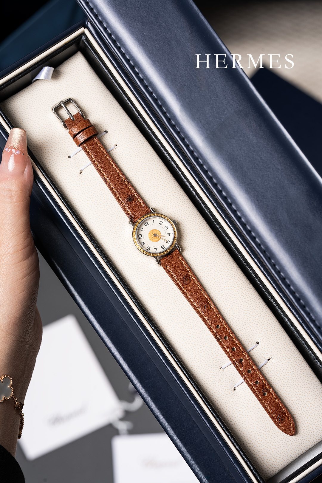 ??350, Lady Luck model, exclusive ostrich leather

HERMES Gold coin Twisted watch Vintage,
It comes from 1994 and has a nickname called "Gold Coin".
People like to throw gold coins for good luck and hope to be favored by Lady Luck. Wearing this "gold coin