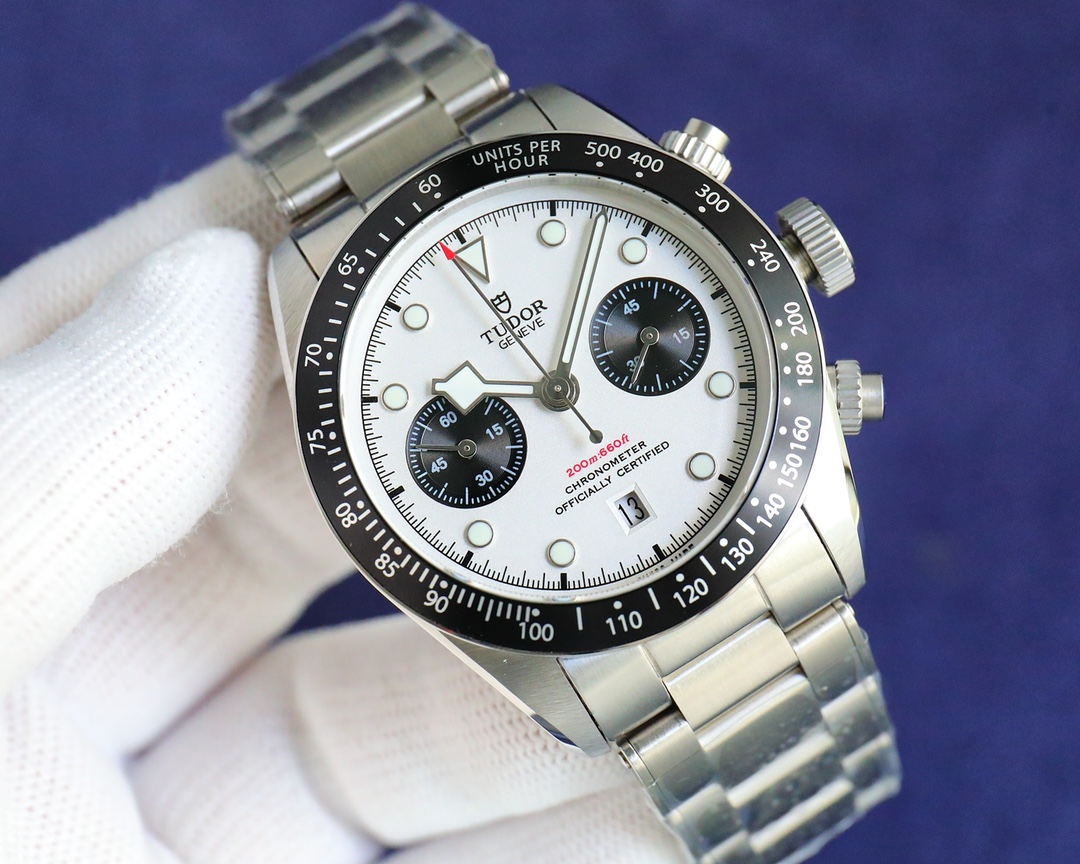Unconventional: White 1500, gold and Black 1550, TUDOR Black Bay Chrono stainless steel watch! ?? The dial is perfectly symmetrical with meticulous engravings, and the lines are clear to enhance texture and aesthetic appeal! Made of matte and polished 316