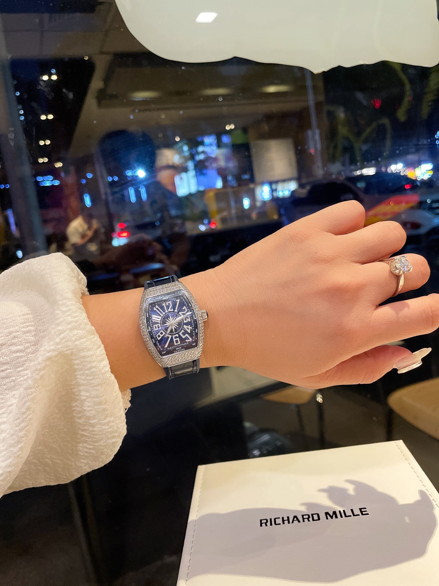 ?? 350
Franker Muller V32 cask collection Luxury diamond-encrusted starry sky Classic Digital dial/Yacht dial with rubber true leather strap Diamond-Encrusted buckle Imported movement Vacuum electroplated high brightness, more durable versatile wardrobe m